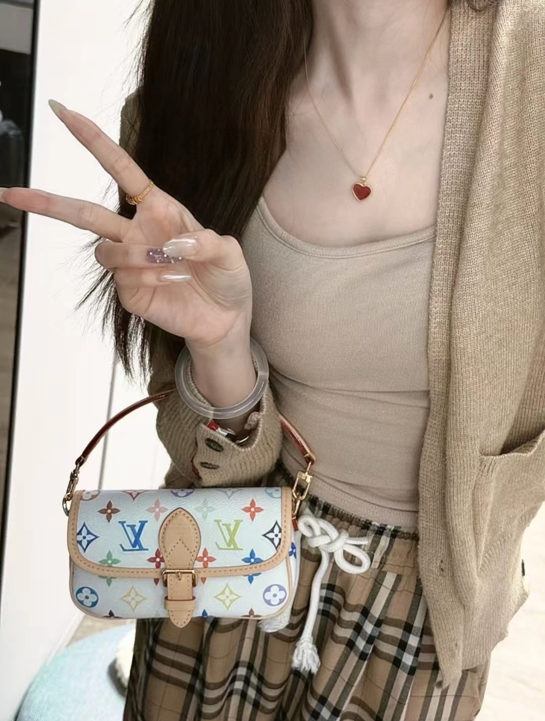 Lv白三彩法棍包💰260 尺寸：19×11×6cm 特点：33种不同颜色，色彩斑斓。 简介：吸磁翻盖式开合，内部空间可放下手机等日常随身物品，搭配可调节长肩带，可手提/可斜挎背。