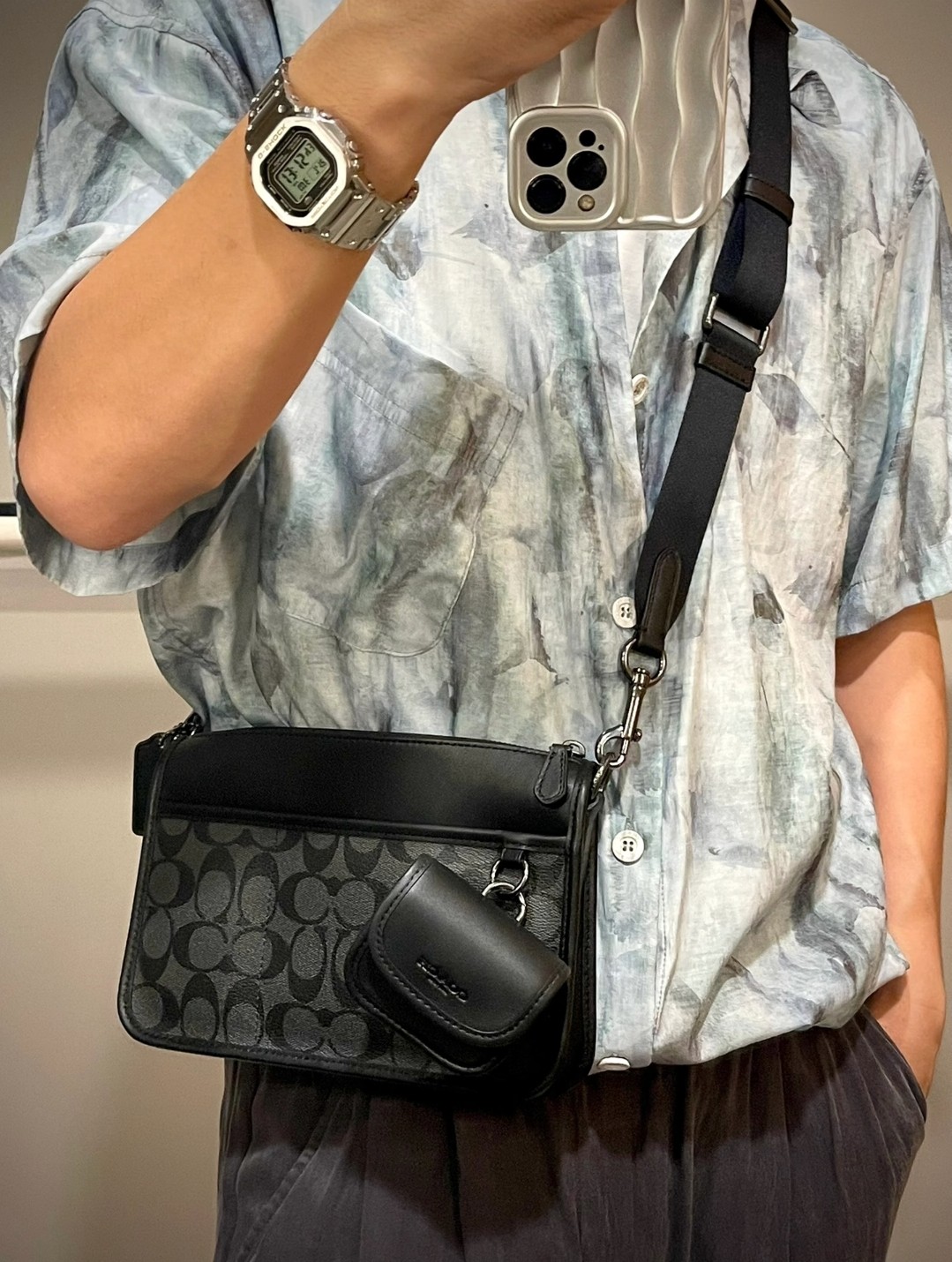 ✅蔻驰二合一斜挎包 💰260 尺寸:25×16×5cm 简介:拉链式开合,配的小包才是灵魂,可以放置蓝牙耳机,搭配可拆卸可调节长肩带,可手拿/可斜挎背。