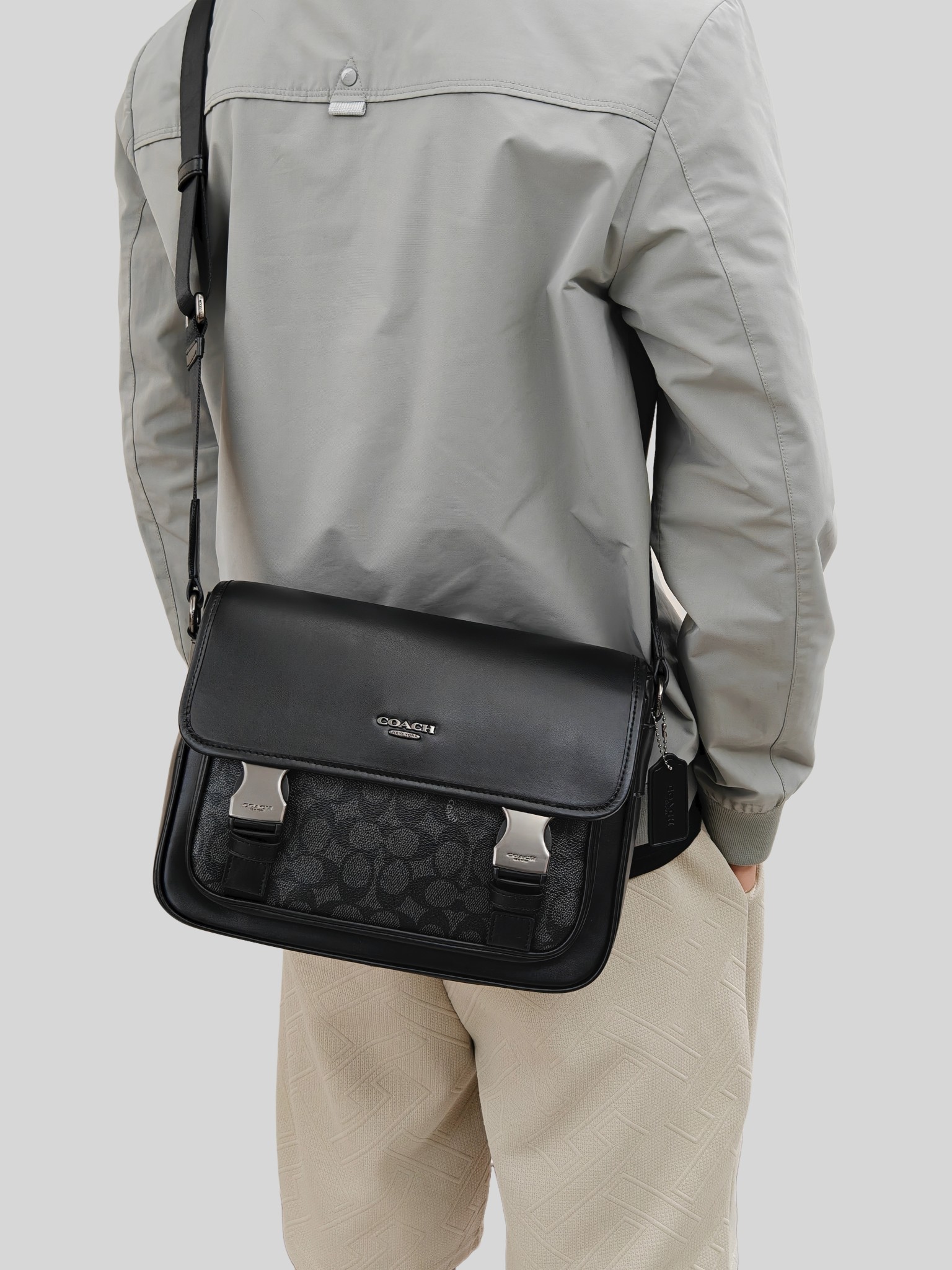 蔻驰Track邮差包💰280 尺寸:28×23×8cm 特点:风格摩登时尚,四季百搭。 方式:双卡扣式翻盖开合,内部空间可放下手机充电宝等日常随身物品,搭配的背带可调节长短。