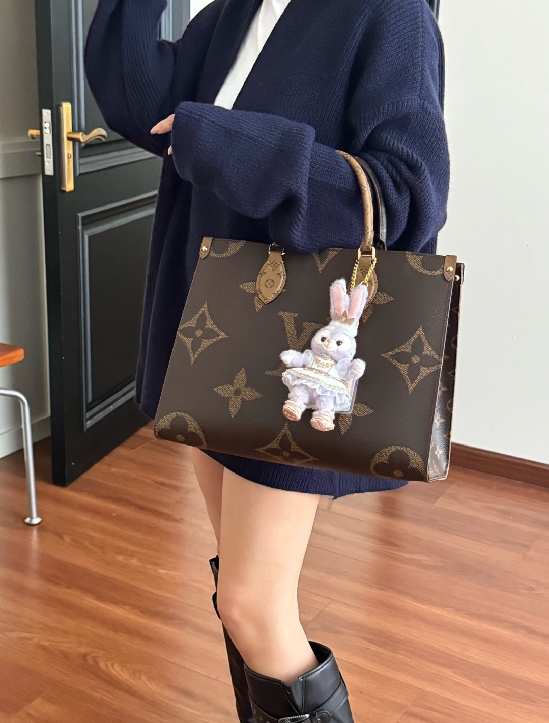 ✅Lv onethego托特包 💰260 尺寸：34×24×14cm 特点：时髦双面拼色，百搭实用。 简介：开放式开合，内置拉链口袋及钥匙扣，内部空间可放下笔记本电脑等日常办公用品，可手提可腋下背。