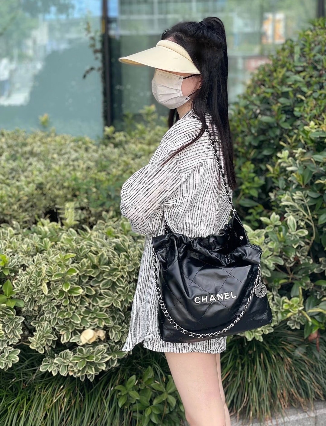 ✅香奈儿·22bag垃圾袋 💰300 尺寸:35×37×7cm 特点:风格随性慵懒,四季百搭。 简介:抽绳式吸磁开合,内置拉链口袋,内部空间宽敞,搭配小手包非常实用,黄金尺寸,可放下大屏iPad。