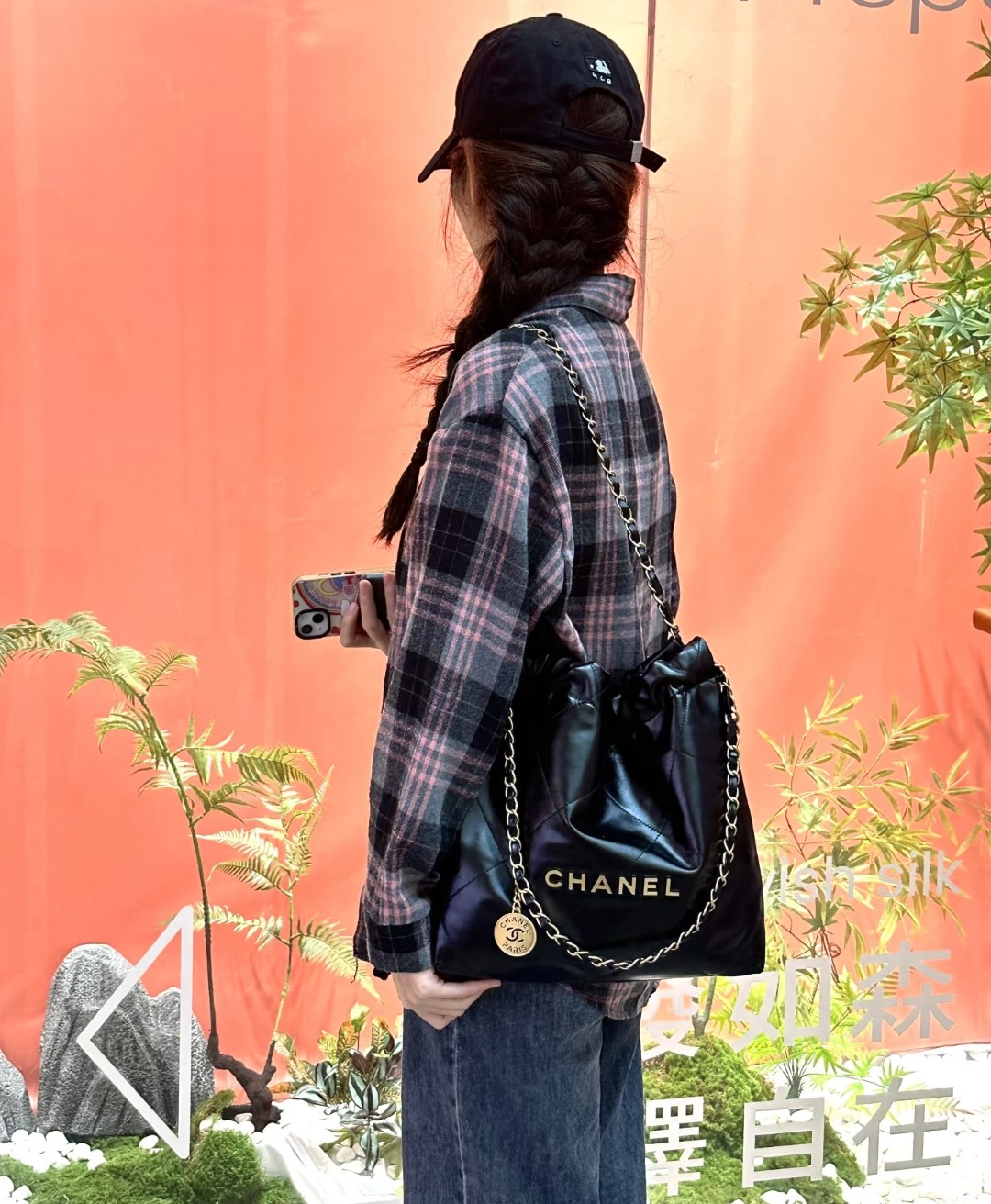 ✅香奈儿·22bag垃圾袋 💰300 尺寸:35×37×7cm 特点:风格随性慵懒,四季百搭。 简介:抽绳式吸磁开合,内置拉链口袋,内部空间宽敞,搭配小手包非常实用,黄金尺寸,可放下大屏iPad。