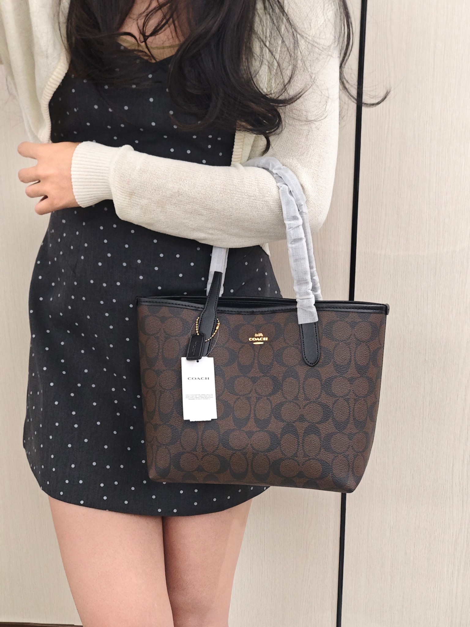 ✅蔻驰City迷你托特包
💰210
尺寸:23×20×12cm
特点:风格简约时尚,四季百搭。
简介:开放式口袋,内部空间宽敞,可放下手机充电宝及小尺寸平板等日常随身物品,整体轻便实用。