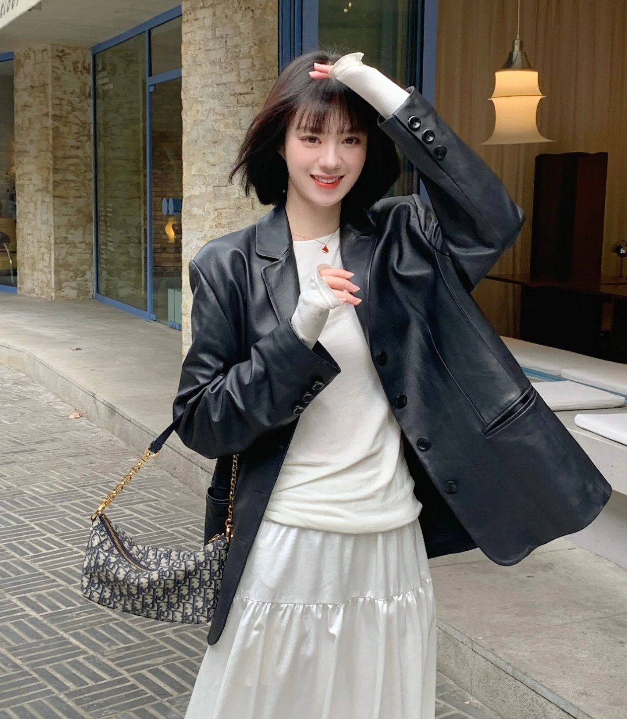 ✅迪奥Hobo饭盒包 💰300 尺寸:28×14×10cm 特点:优雅浪漫,四季百搭。 方式:拉链式开合,内置卡槽,内部空间可放下手机充电宝等日常随身物品,搭配延长背带,可腋下背可斜挎背。