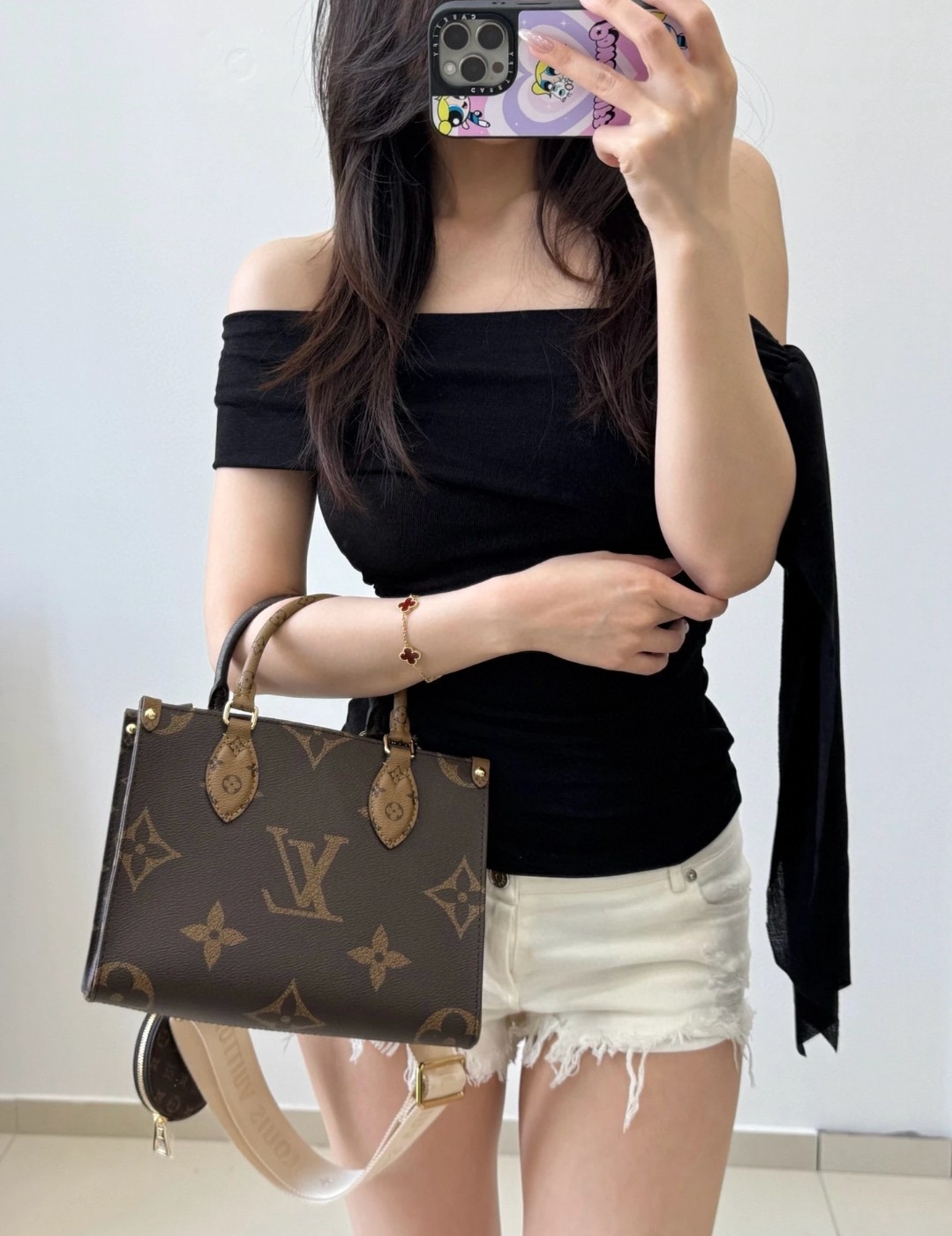 🛒Lv onethego托特包 ￥270 尺寸：25×19×11.5cm 简介：开放式口袋，内置拉链口袋，内部空间可放下手机充电宝平板等日常随身物品，搭配长肩带和小零钱包，可手提/可斜挎背。
