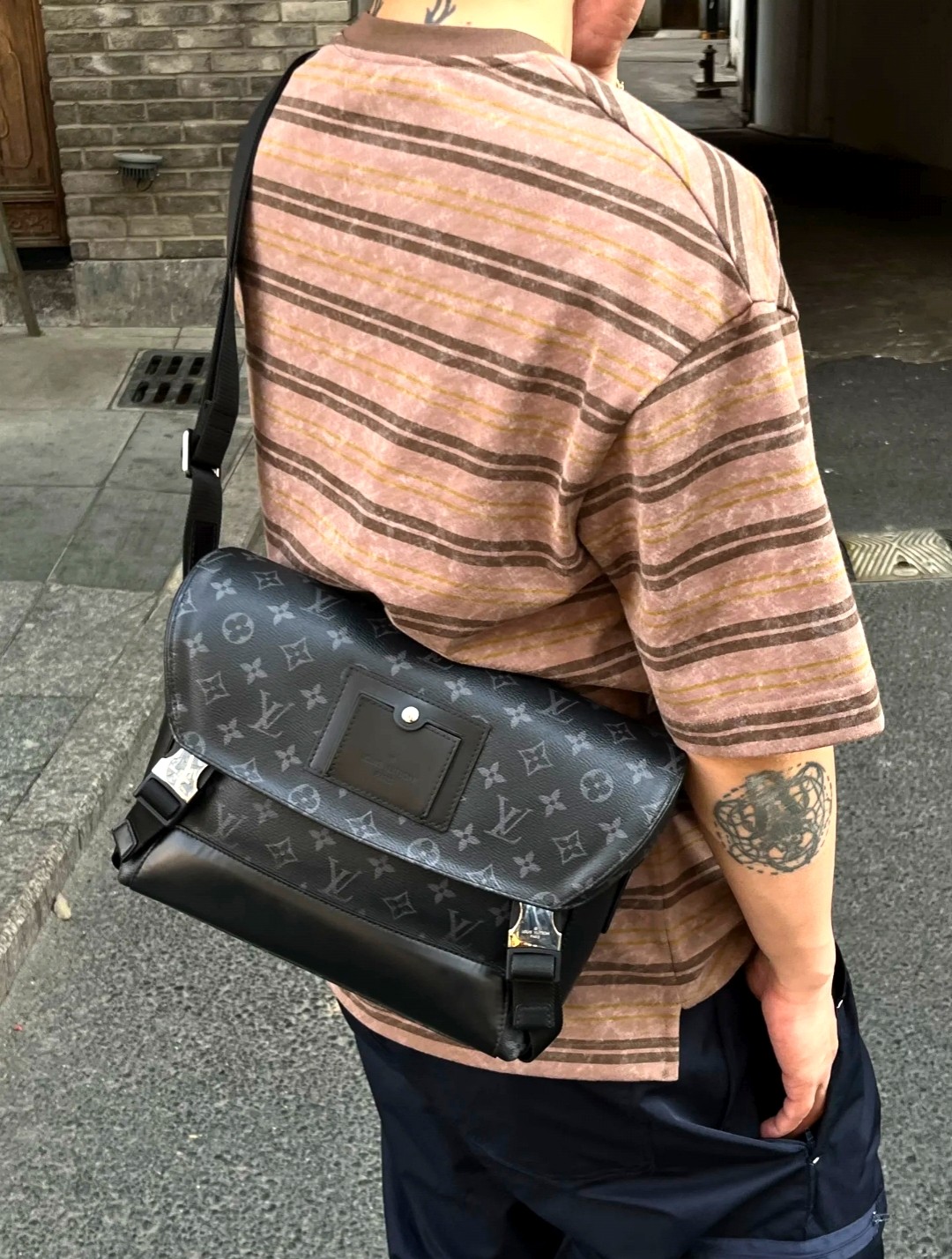 Lv黑武士邮差包 💰300 尺寸：33×22.5×11cm 简介：卡扣式翻盖开合，内置拉链口袋，搭配宽厚的可调节肩带，满足都市生活的使用需求。