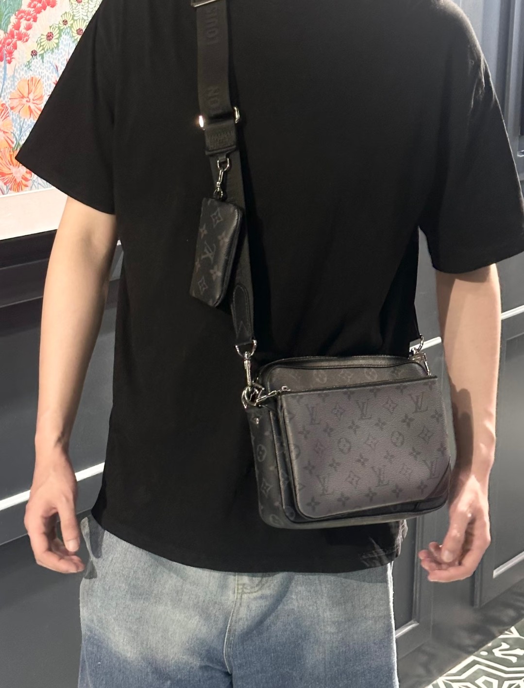 Lv黑武士邮差包💰300 尺寸：25×18.5×7cm 简介：拉链式开合，多件套合一，内部空间宽敞，搭配可拆卸可调节背带，可自由组装搭配使用。