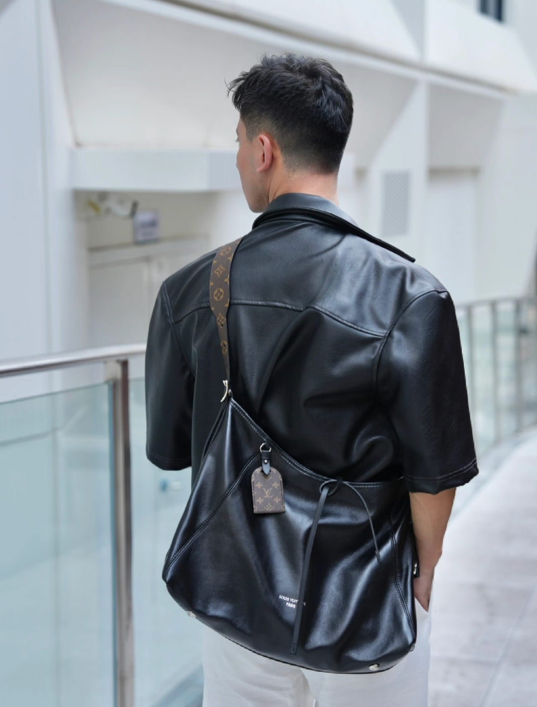 Lv Carryall黑武士 《中号》 尺寸:39×30×15cm 简介:吸磁式抽绳开合,内部空间可放下笔记本电脑等办公物品,配有可拆卸手包,肩带可调节长短.