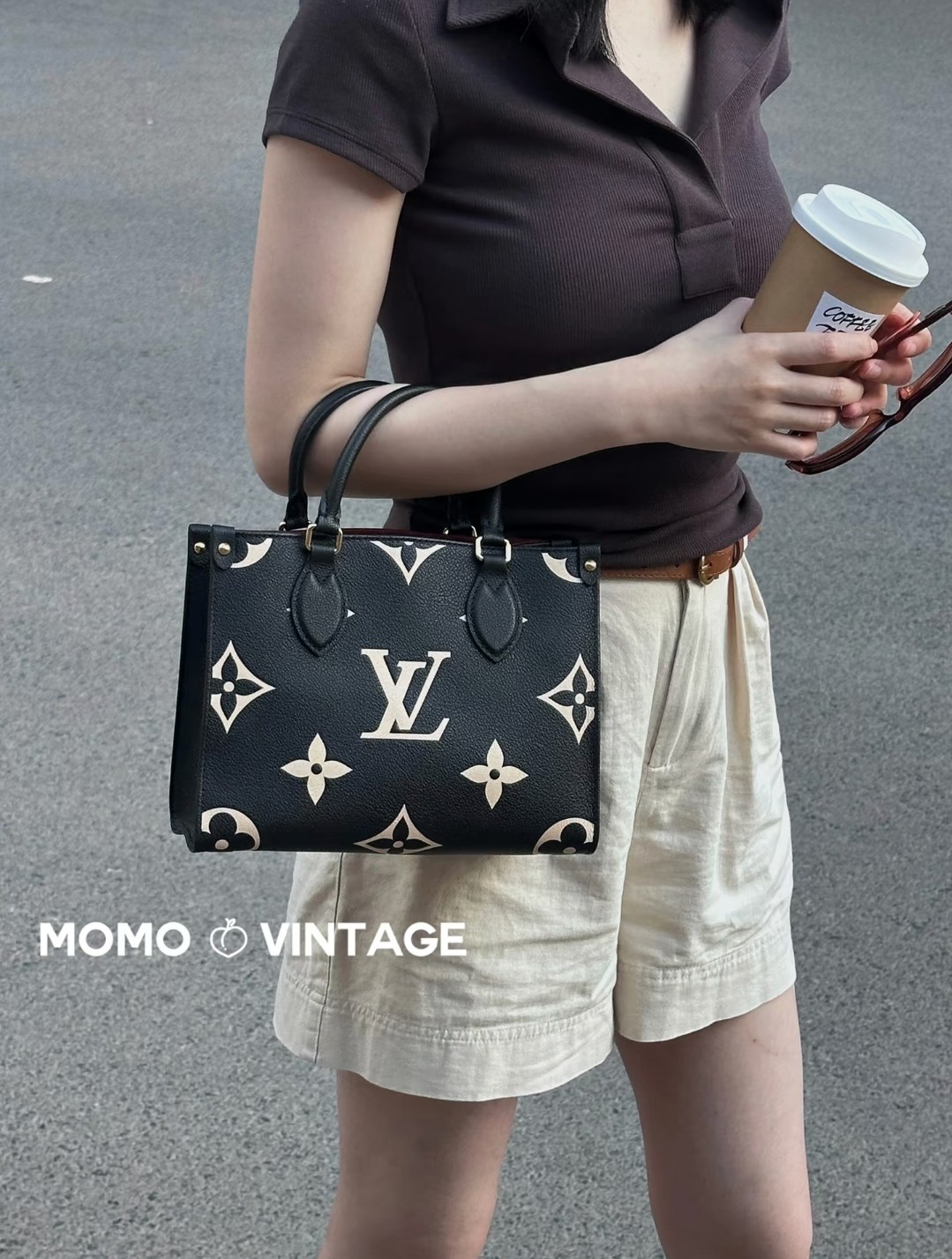 Lv onthego托特包 💰280 
尺寸：25×19×11.5cm
简介：开放式开合，内置拉链口袋，内部空间宽敞，可放下手机充电宝平板ipad等日常随身物品，搭配可拆卸背带，可手提/斜挎背。