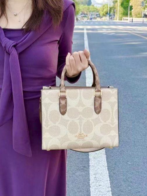 蔻驰Maggie托特包💰260 尺寸:25×12×9cm 简介:拉链式开合,内置拉链口袋,内部空间宽敞,搭配可拆卸长肩带,可手提/可斜挎背。