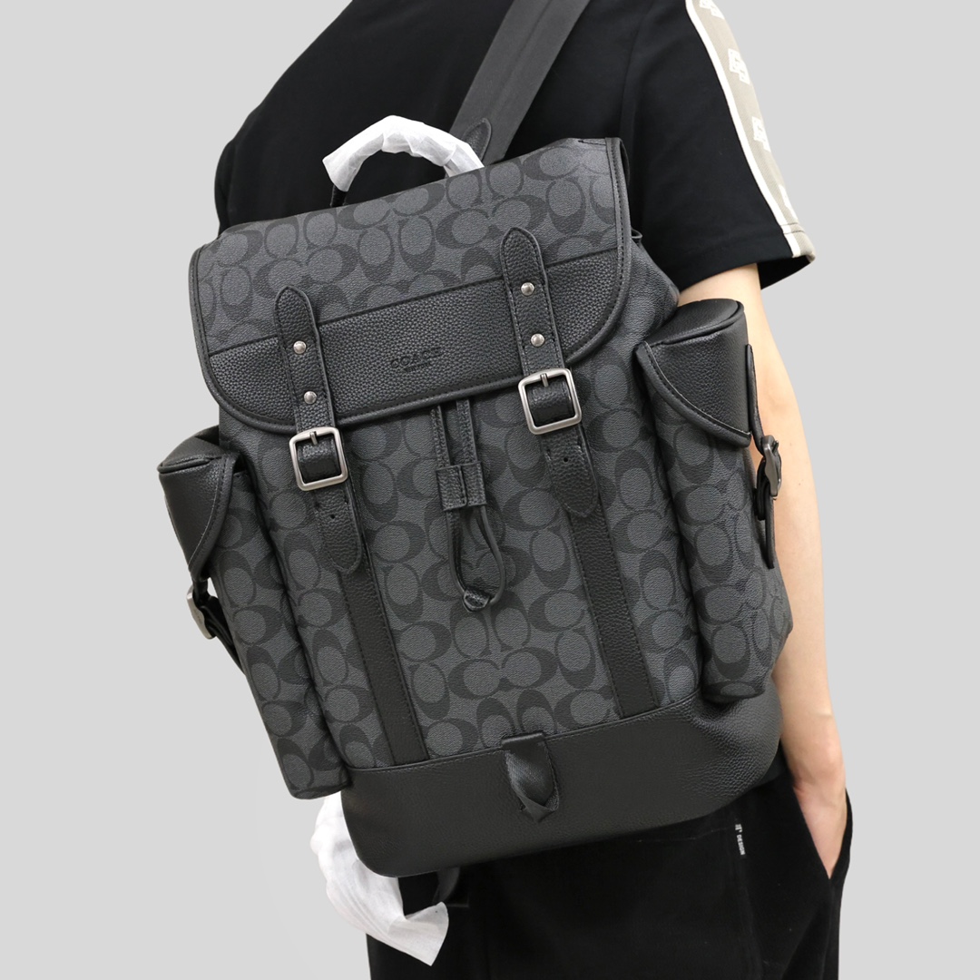 ✅蔻驰男士双肩包 💰300 尺寸:41×30×15cm 简介:吸磁翻盖开合,内置及外部均有储物口袋,内部空间宽敞,可放下笔记本电脑等大件随身物品,背带可调节长短。