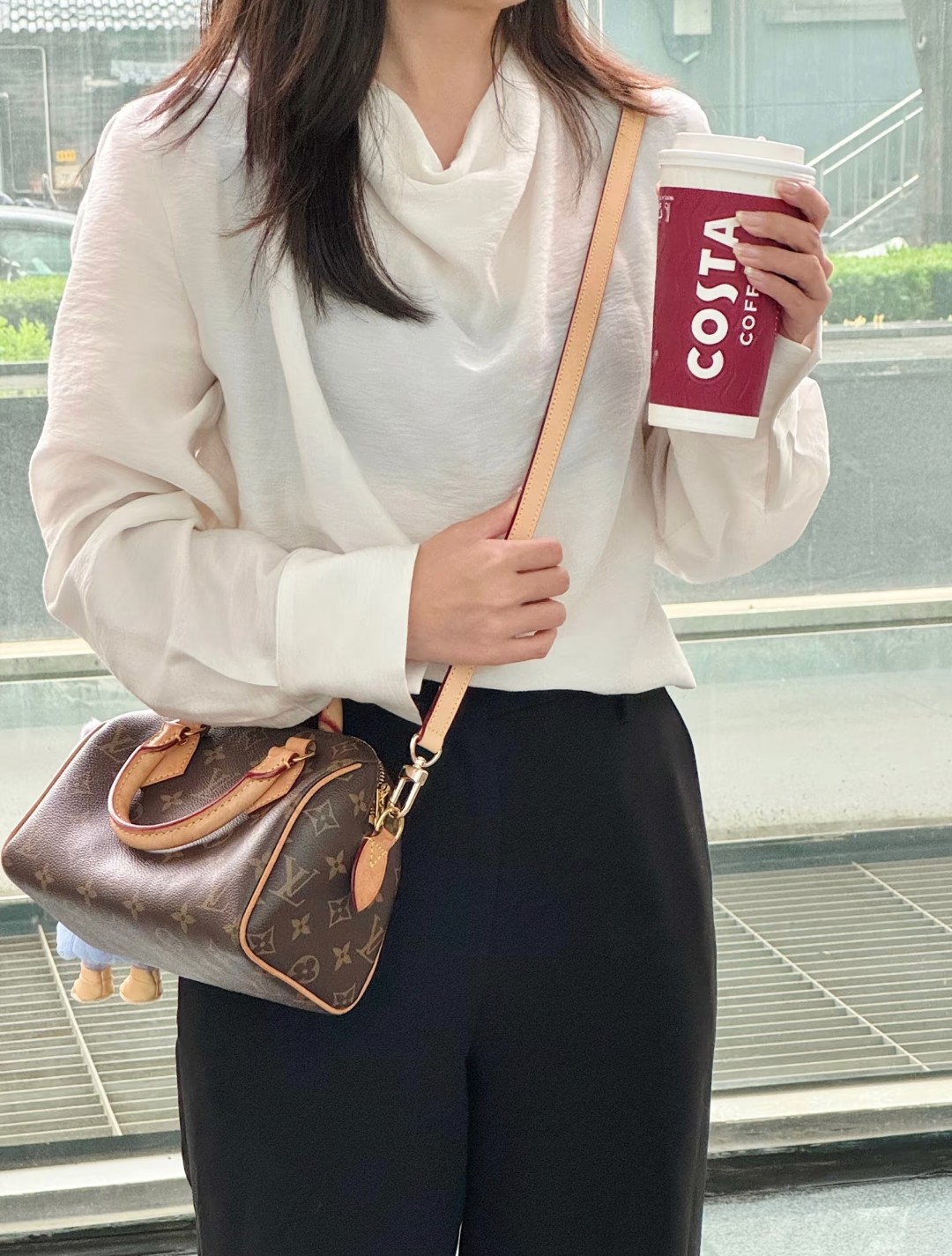 Lv Speedy枕头包💰240 尺寸:20×13×12cm 简介:双向拉链式开合,内部空间可放下手机充电宝等日常随身物品,搭配可拆卸可调节的三段式肩带,可自由拼接,可手提/可斜挎背。