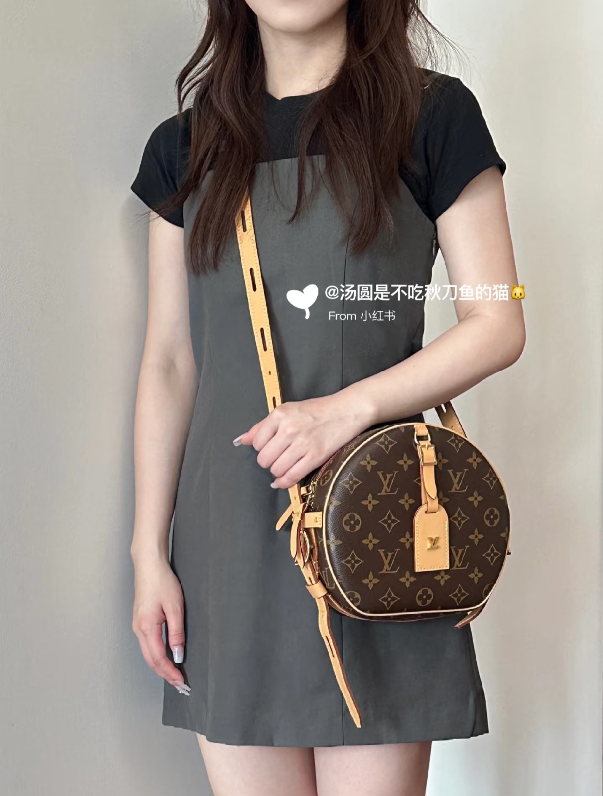 Lv软圆饼包 尺寸:22×20×8cm 简介:双向拉链开合,内部空间宽敞,可放下手机充电宝等日常随身物品,搭配可调节长短肩带,可单肩可斜挎背.