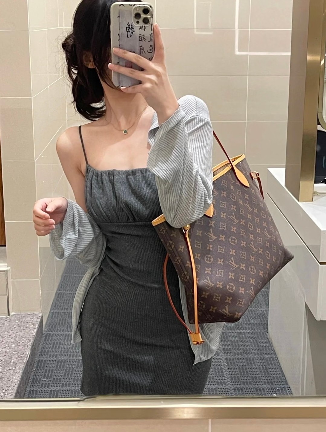 ✅Lv neverfull子母购物袋💰270 尺寸：31×28×14cm 简介：开放式开合，内置拉链口袋，内部空间宽敞，搭配小包实用性拉满，可手提/可腋下背。
