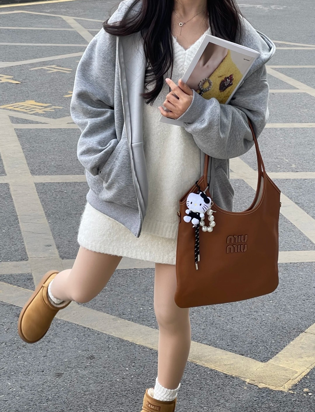 ✅缪缪hobo托特腋下包 💰300 尺寸：底长35×包身高40×手腕高60cm 简介：开放式口袋＋内置拉链口袋，内部空间宽敞，可放下超大屏ipad等通勤办公用品，搭配长肩带，可腋下背/可斜挎背。