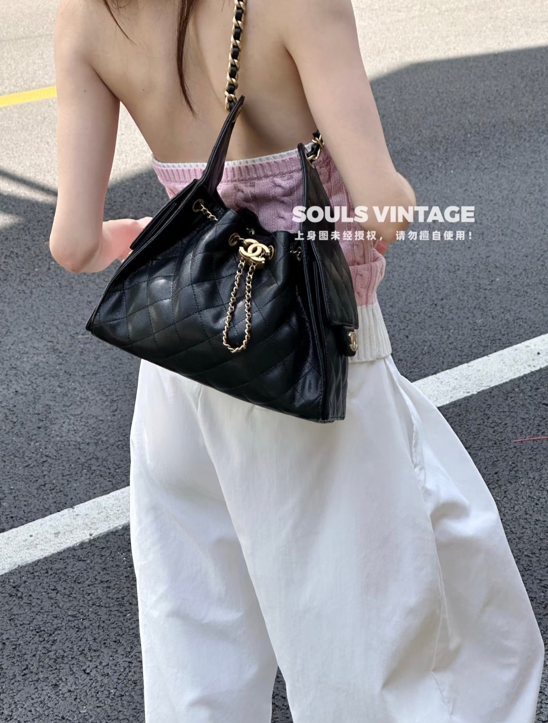 🛒香奈儿25bag购物袋 ¥360
尺寸:30×26×14cm
简介:束口抽绳式开合,四季百搭,内部空间宽敞,搭配粗壮金属链条背带,可手提/可腋下背。