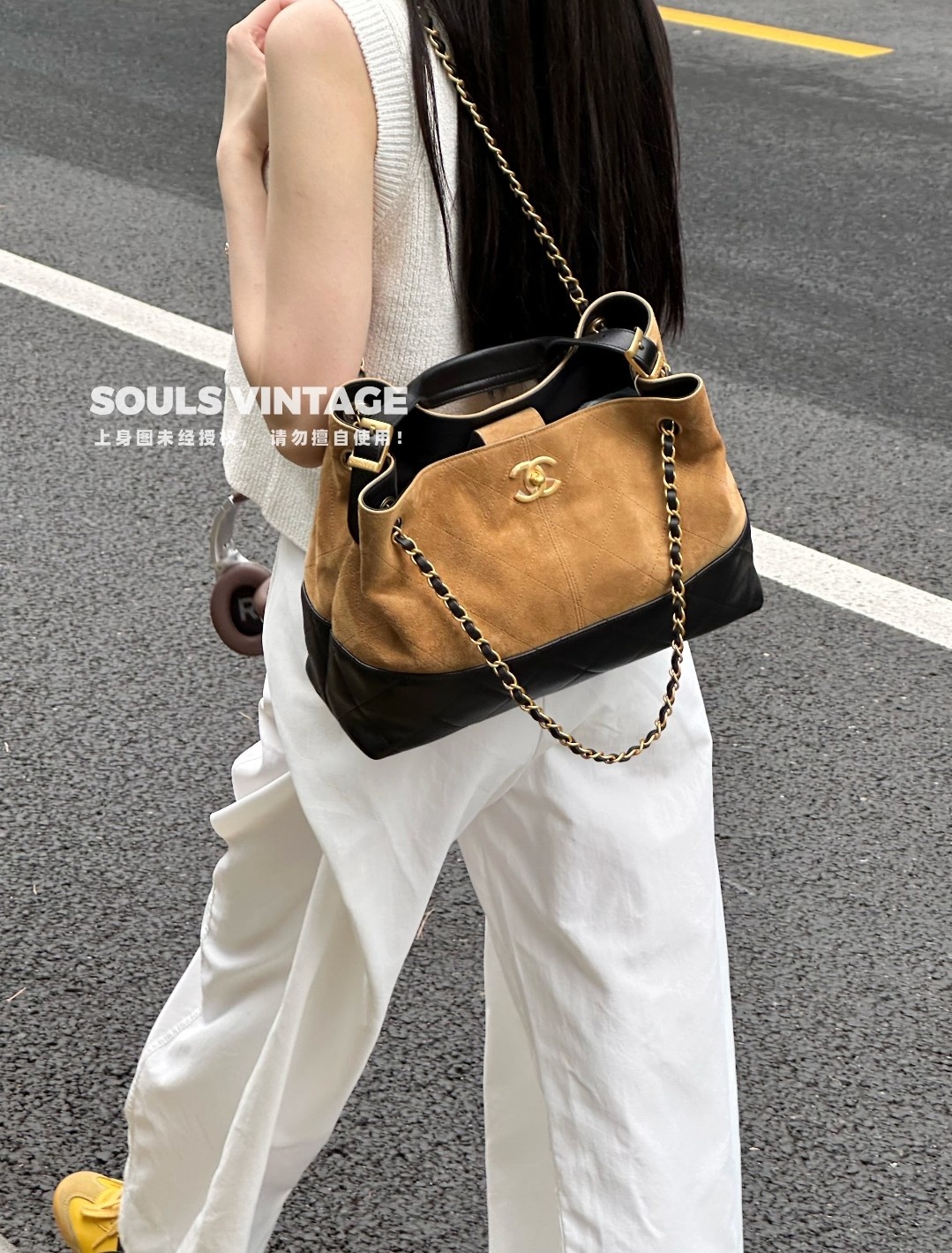 🛒香奈儿25A Hobo购物袋 ￥320 尺寸：36×24×14cm 简介：锁扣式开合，内置拉链口袋，内部空间宽敞，可放下大屏ipad文件夹及折叠雨伞等日常物品，可手提可腋下背。