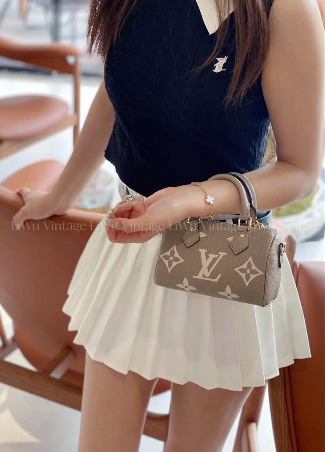 🛒Lv nano迷你枕头包￥290 尺寸：16×11×9cm 简介：拉链式开合，内部空间可放下手机等日常随身小物品，配有可拆卸长肩带，可手拎/可斜挎背。