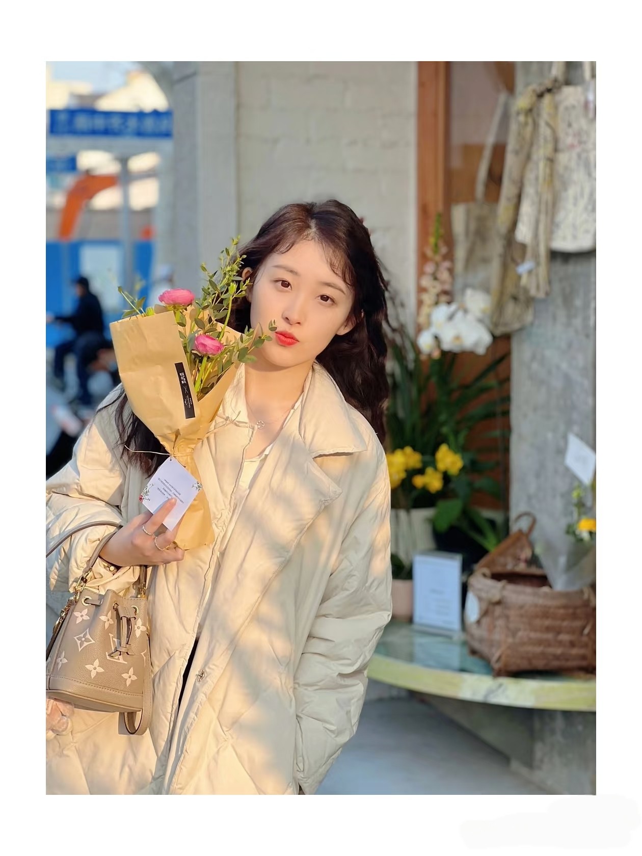 🛒Lv nano小水桶包￥290 尺寸：16×13×10cm 简介：抽绳式开合，内部空间可放下手机充电宝等日常随身小物品，搭配可拆卸长肩带，可手提/可斜挎背。