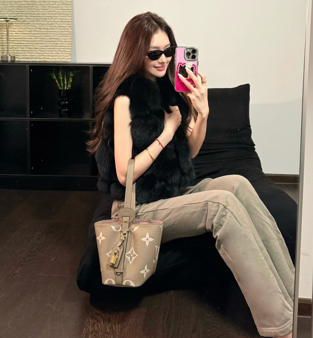 🛒Lv allinbb水桶包￥310 尺寸：18×16×12cm 简介：吸磁式开合，内部空间可放下手机充电宝等日常随身物品，搭配可拼接长肩带，可手提/可腋下背/可斜挎背。