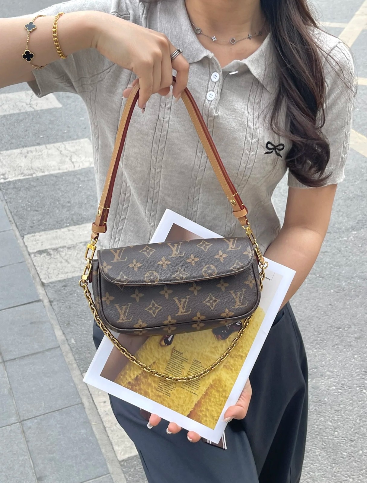 🛒Lv ivy woc腋下包¥270 尺寸:24×12×4.5cm 简介:吸磁翻盖开合,内置拉链口袋及卡槽,内部空间可放下手机充电宝等日常随身物品,搭配可调节肩带,可腋下可斜挎背。