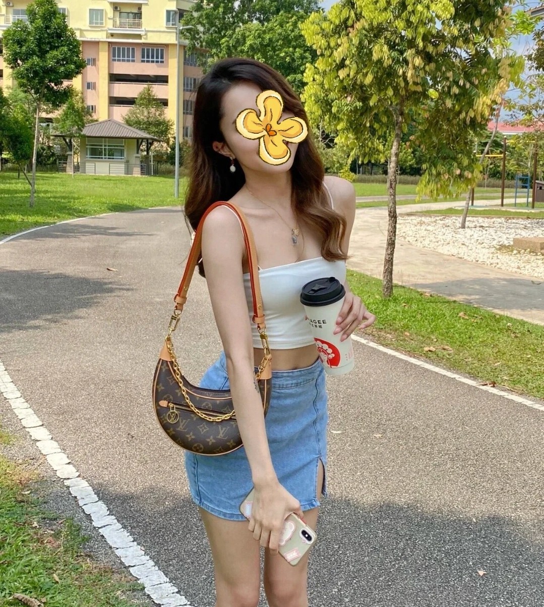 🛒Lv Loop月亮豌豆包¥270 尺寸:23×13×6cm 简介:拉链式开合,内部空间可放下手机充电宝等日常随身物品,背带可调节长短,均可拆卸,满足各种搭配。