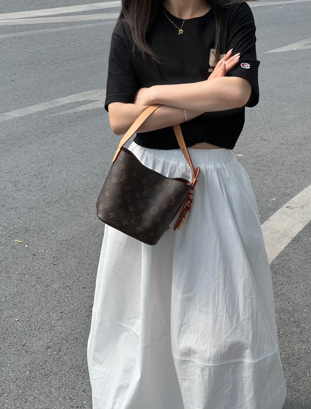 🛒Lv allinbb水桶包￥310 尺寸：18×16×12cm 简介：开放式吸磁开合，内部空间宽敞，搭配手拎带及延长带均可拆卸，可手拎/可斜挎背。