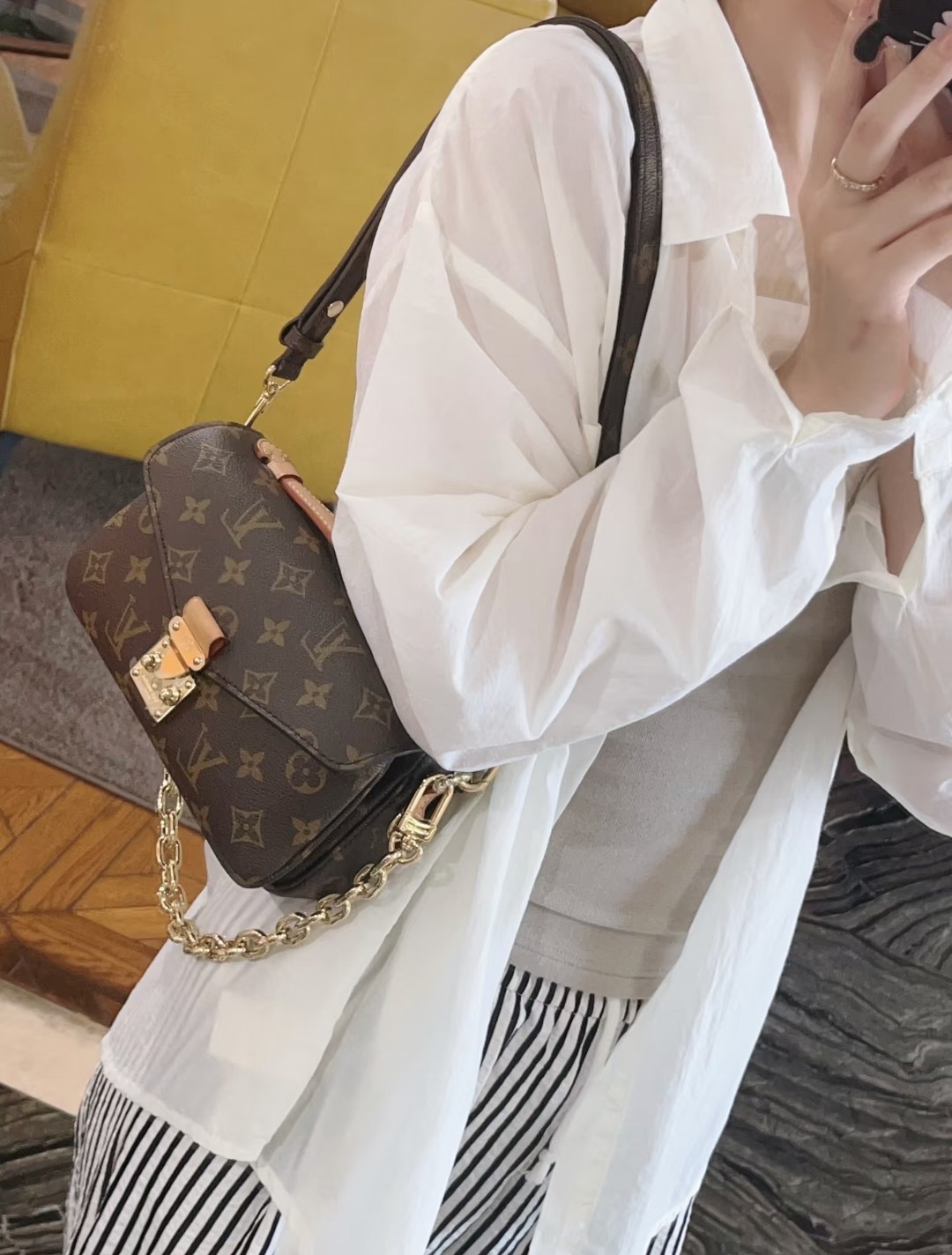 🛒Lv metis邮差包¥290 尺寸:21.5×14×6cm 简介:锁扣翻盖式开合,内置拉链夹层,内部空间宽敞,可放下手机充电宝等日常随身物品,配有可拆卸背带和链条,可腋下/可斜挎背。