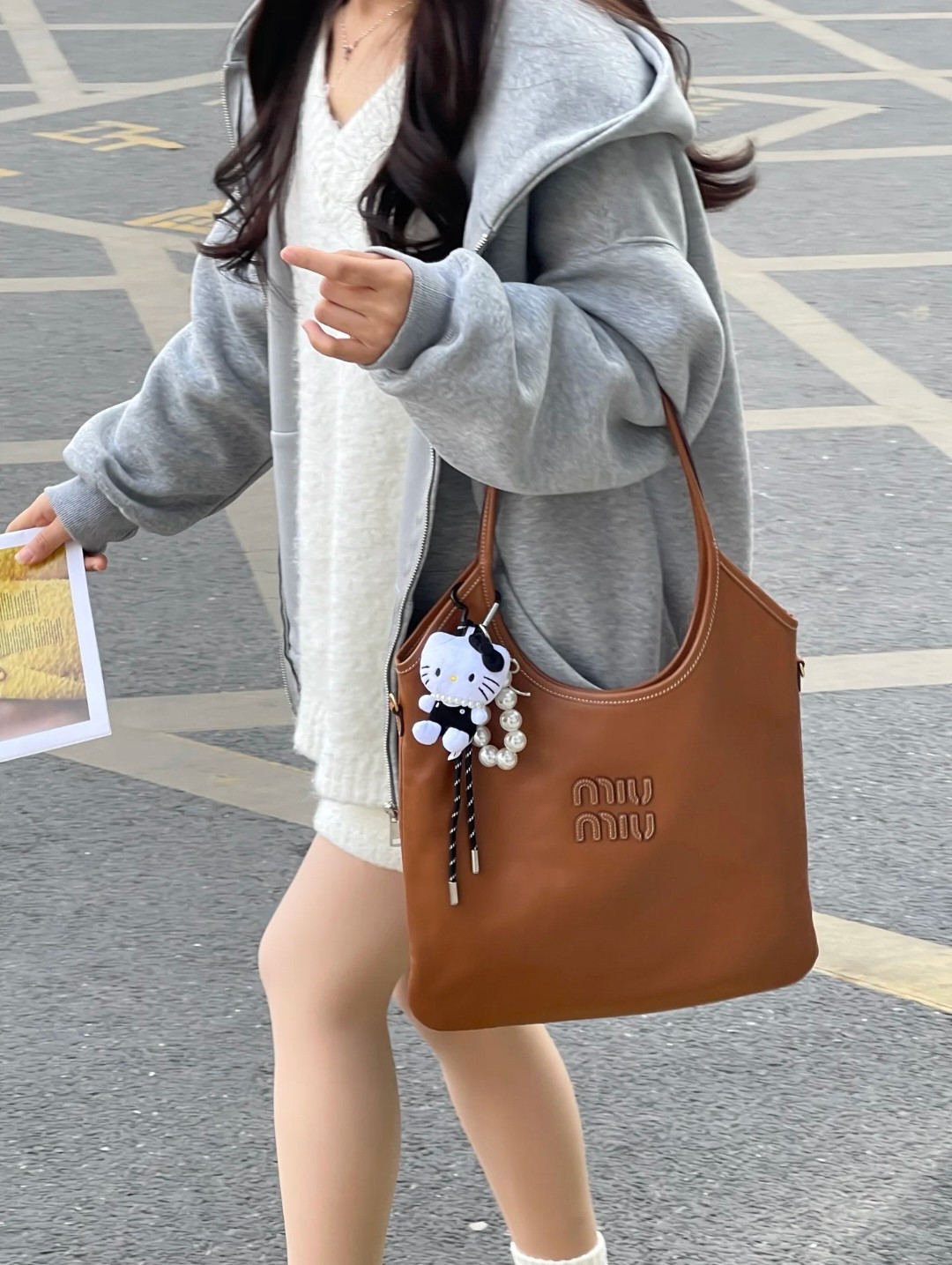 🛒缪缪hobo托特腋下包￥250 尺寸：宽35×包身高40cm 简介：开放式口袋＋内置拉链口袋，内部空间宽敞，可放下超大屏ipad等通勤办公用品，搭配长肩带，可腋下背/可斜挎背。