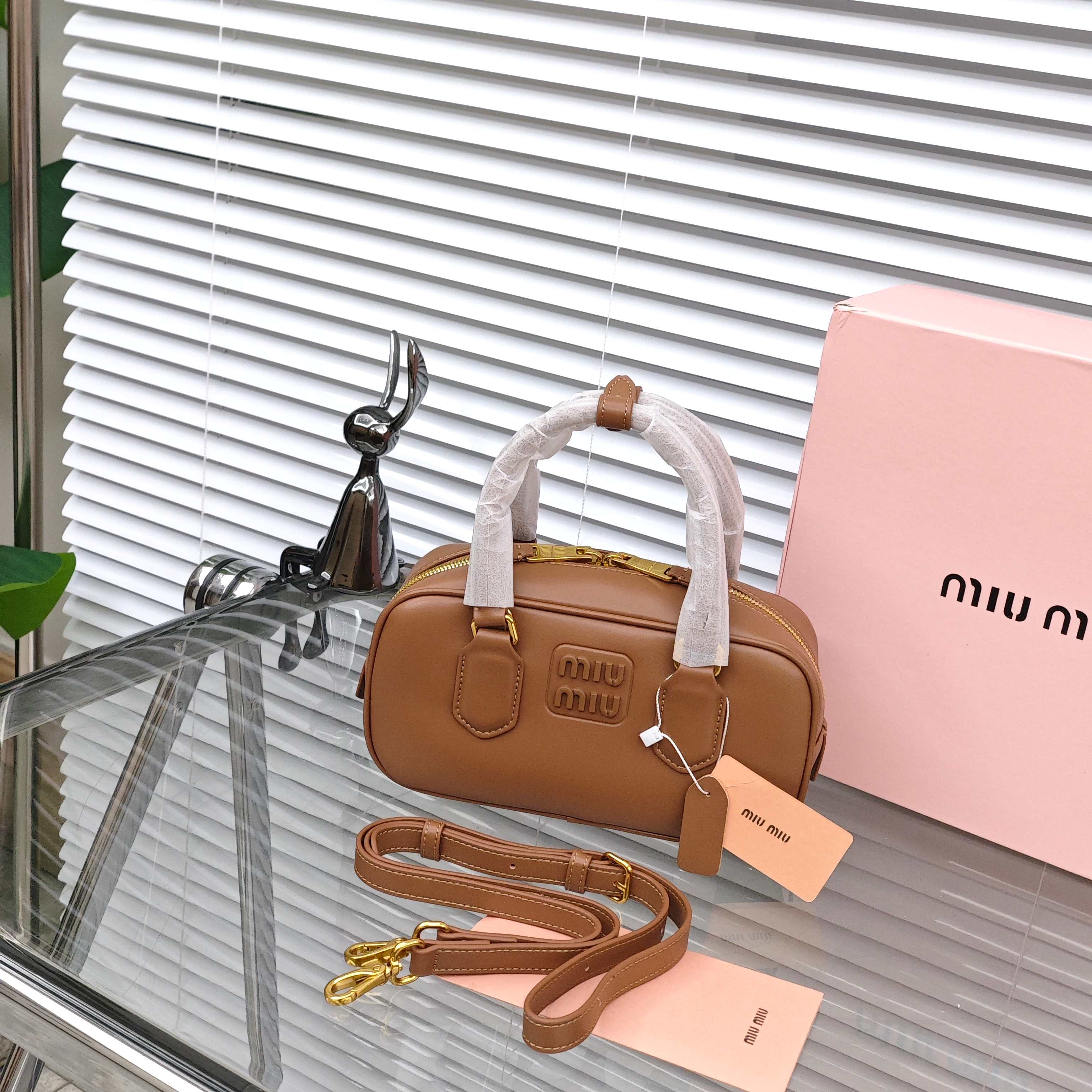 🛒缪缪保龄球包￥290                
尺寸：22×10.5×7.5cm
简介：双向拉链开合，内部空间可放下手机充电宝等日常随身物品，搭配可拆卸调节长肩带，可手提/可斜挎背。