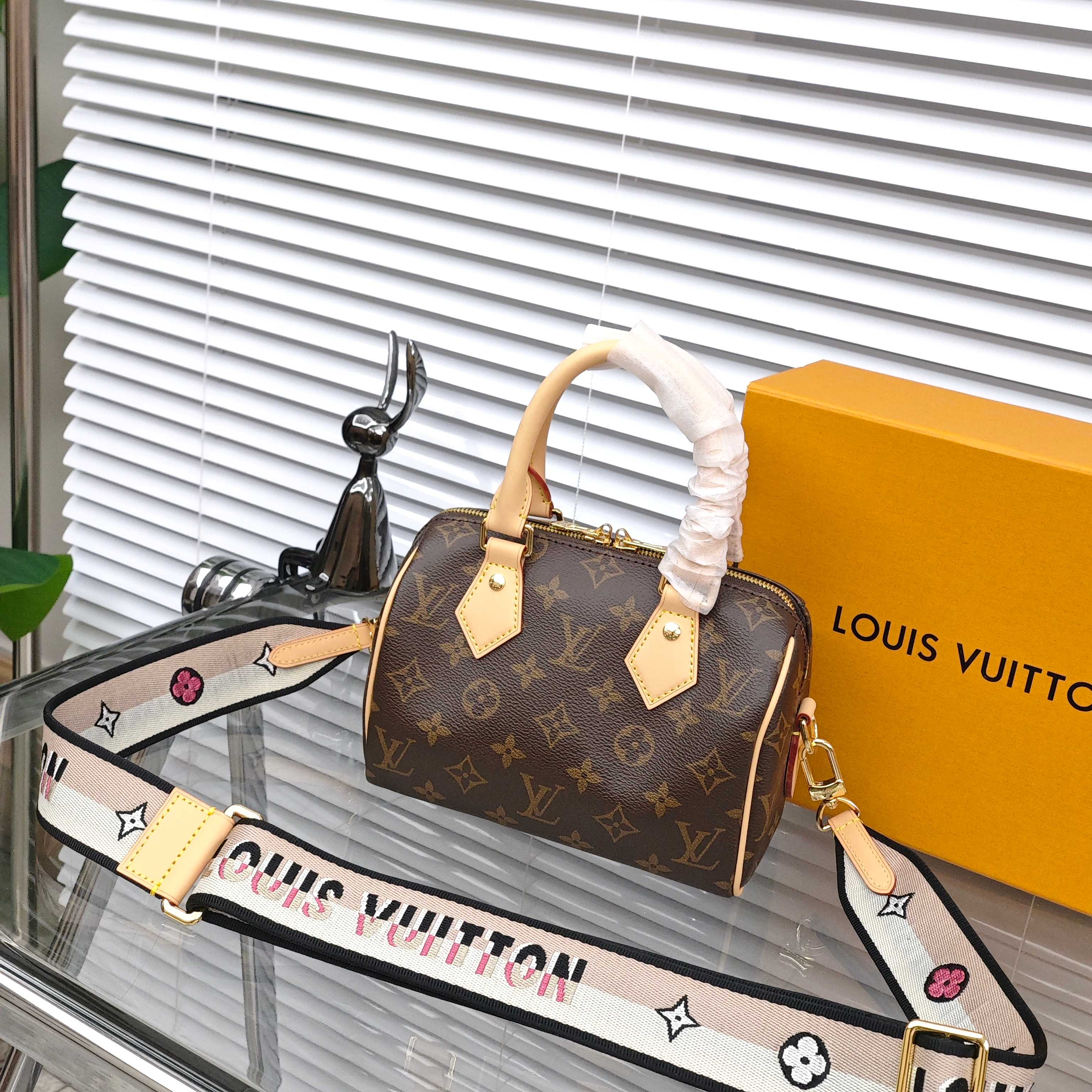 🛒Lv Speedy枕头包¥270 尺寸:20×13×12cm 简介:双向拉链式开合,内部空间可放下手机充电宝等日常随身物品,搭配可拆卸可调节刺绣肩带,可手提/可斜挎背。