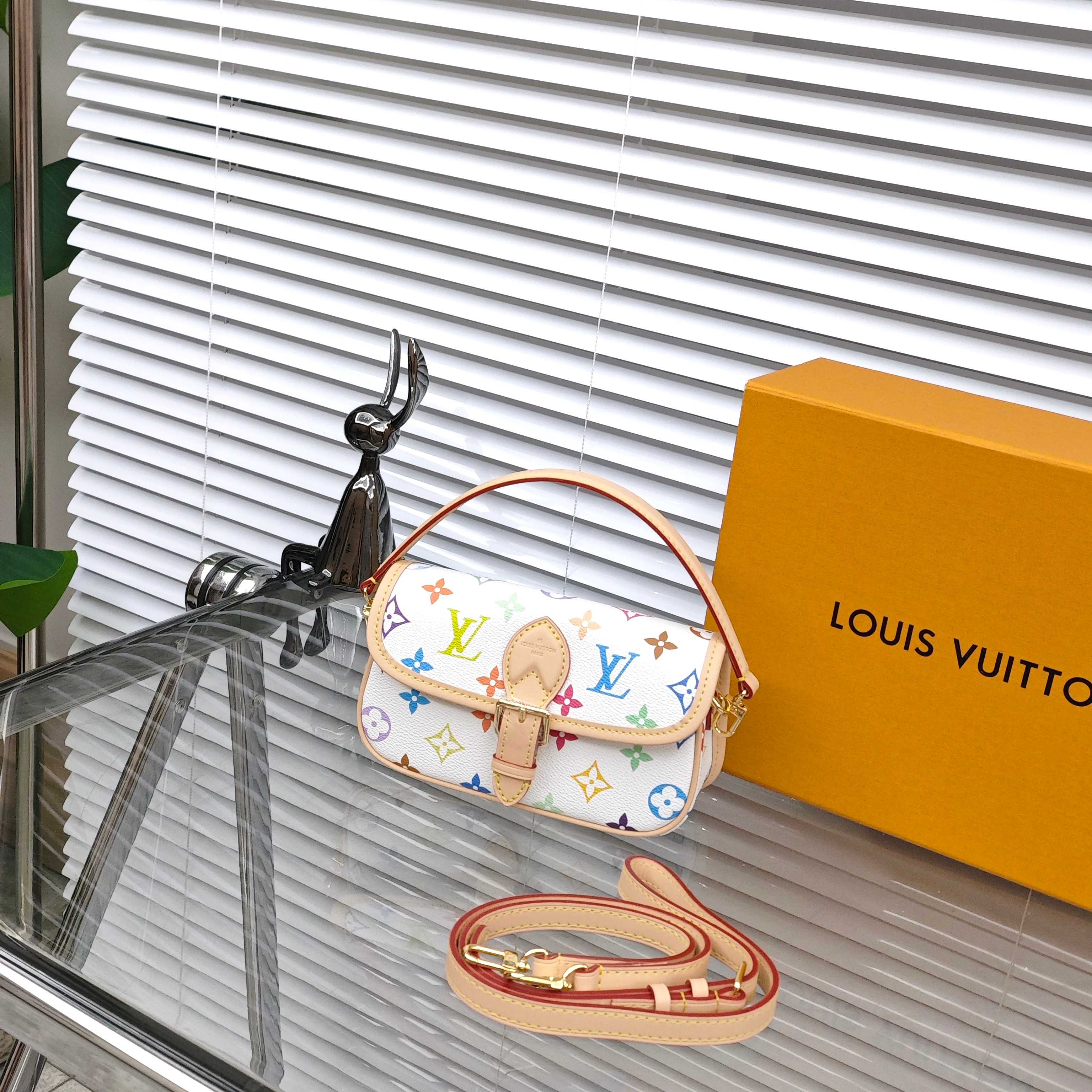 🛒Lv白三彩法棍包¥290 尺寸:19×11×6cm 简介:吸磁翻盖式开合,内部空间可放下手机等日常随身物品,搭配可调节长肩带,可手提/可斜挎背。