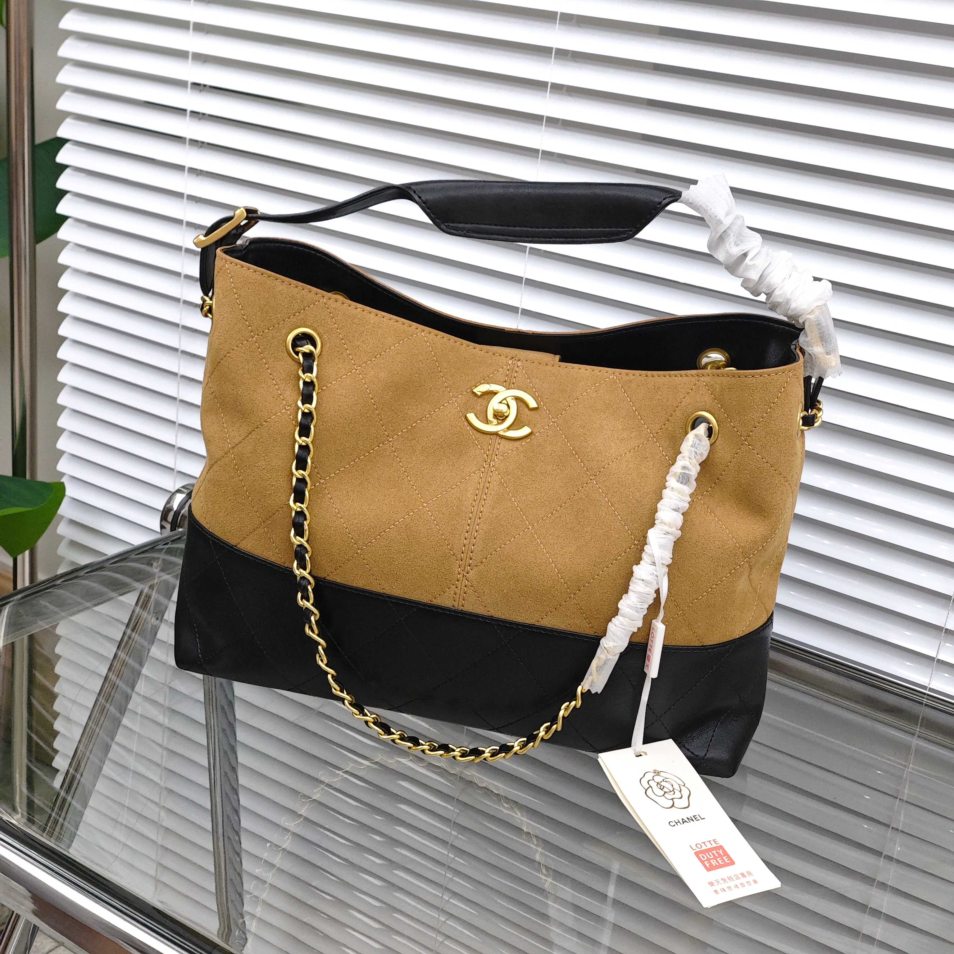 🛒香奈儿25A Hobo购物袋 ￥310 尺寸：36×24×14cm 简介：锁扣式开合，内置拉链口袋，内部空间宽敞，可放下大屏ipad文件夹及折叠雨伞等日常物品，可手提可腋下背。