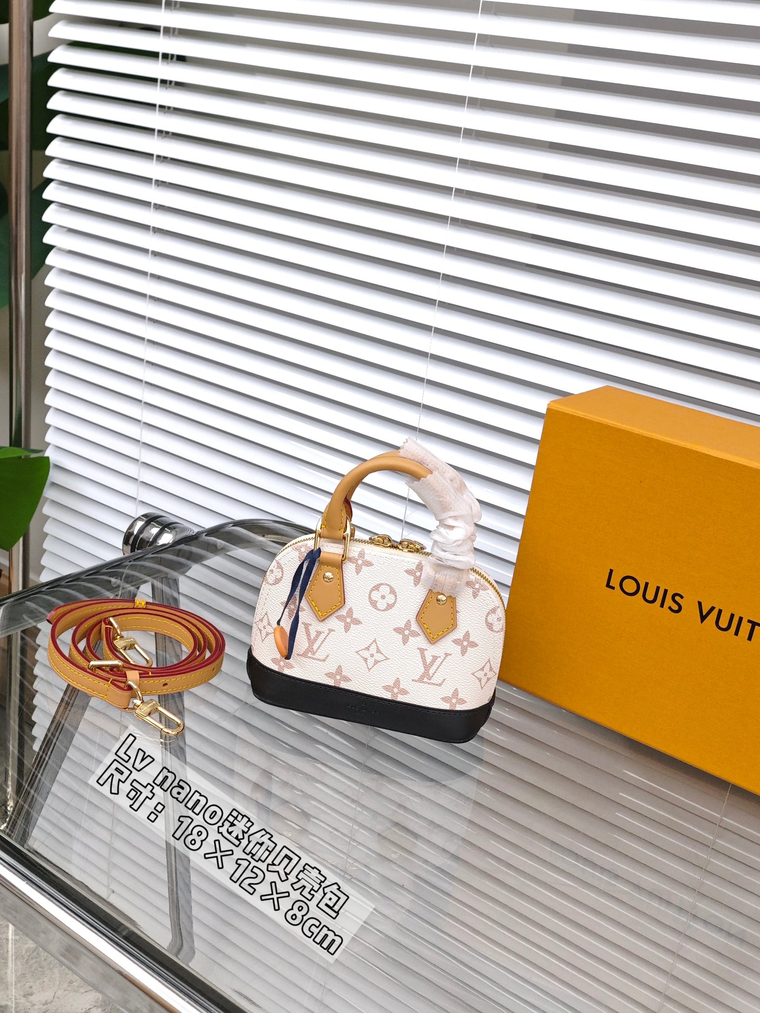 🛒Lv nano迷你贝壳包￥270 尺寸：18×12×8cm 简介：双向式拉链开合，内部空间可放下手机/口红等小样物品，搭配可调节长肩带，可手拎/可斜挎背。
