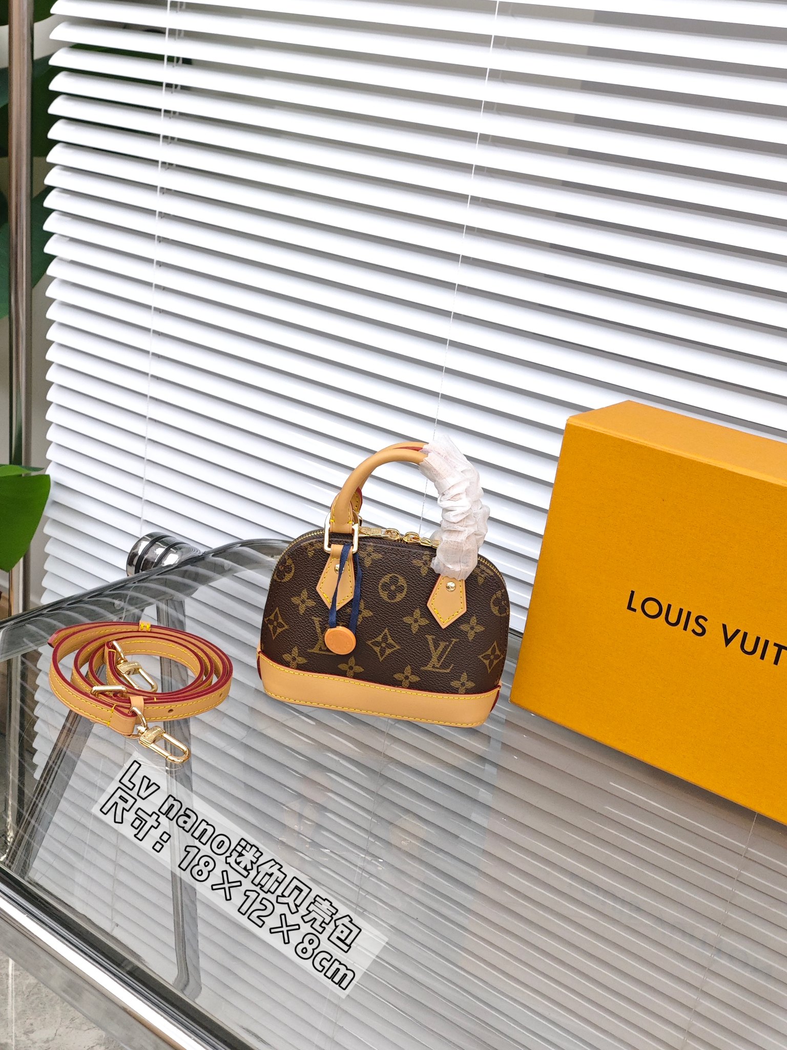 🛒Lv nano迷你贝壳包￥270 尺寸：18×12×8cm 简介：双向式拉链开合，内部空间可放下手机/口红等小样物品，搭配可调节长肩带，可手拎/可斜挎背。