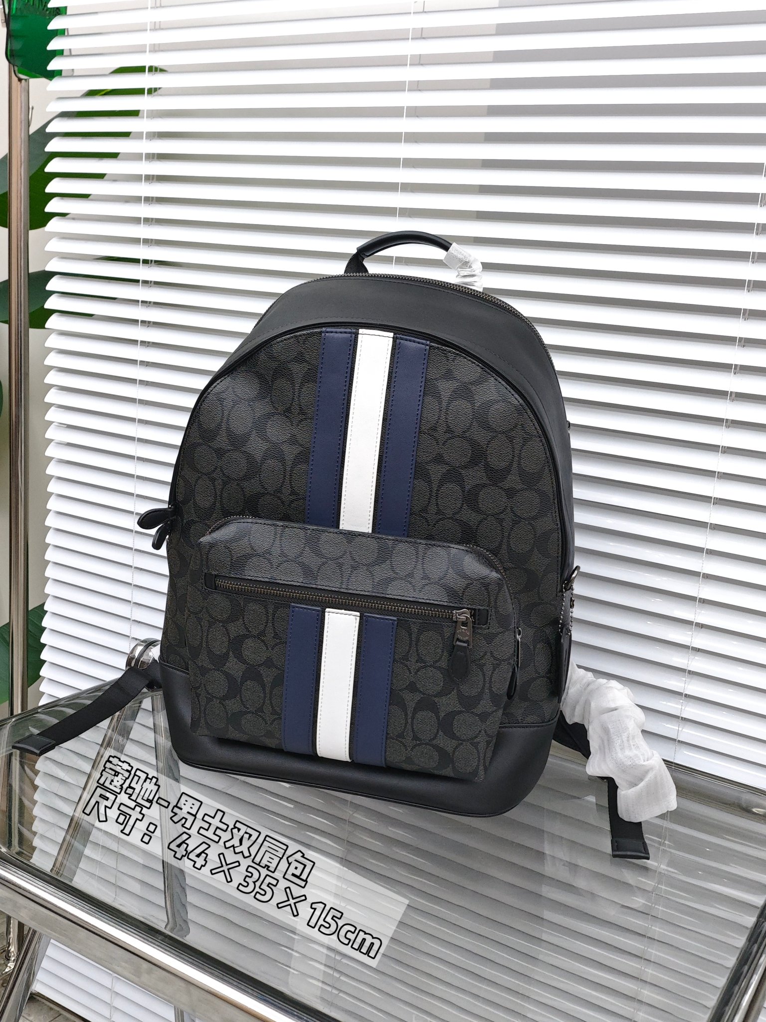 🛒蔻驰男士双肩包¥300 尺寸:44×35×15cm 简介:双向拉链式开合,内置及外部均有储物口袋,内部空间宽敞,可放下笔记本电脑等大件随身物品,背带可调节长短。