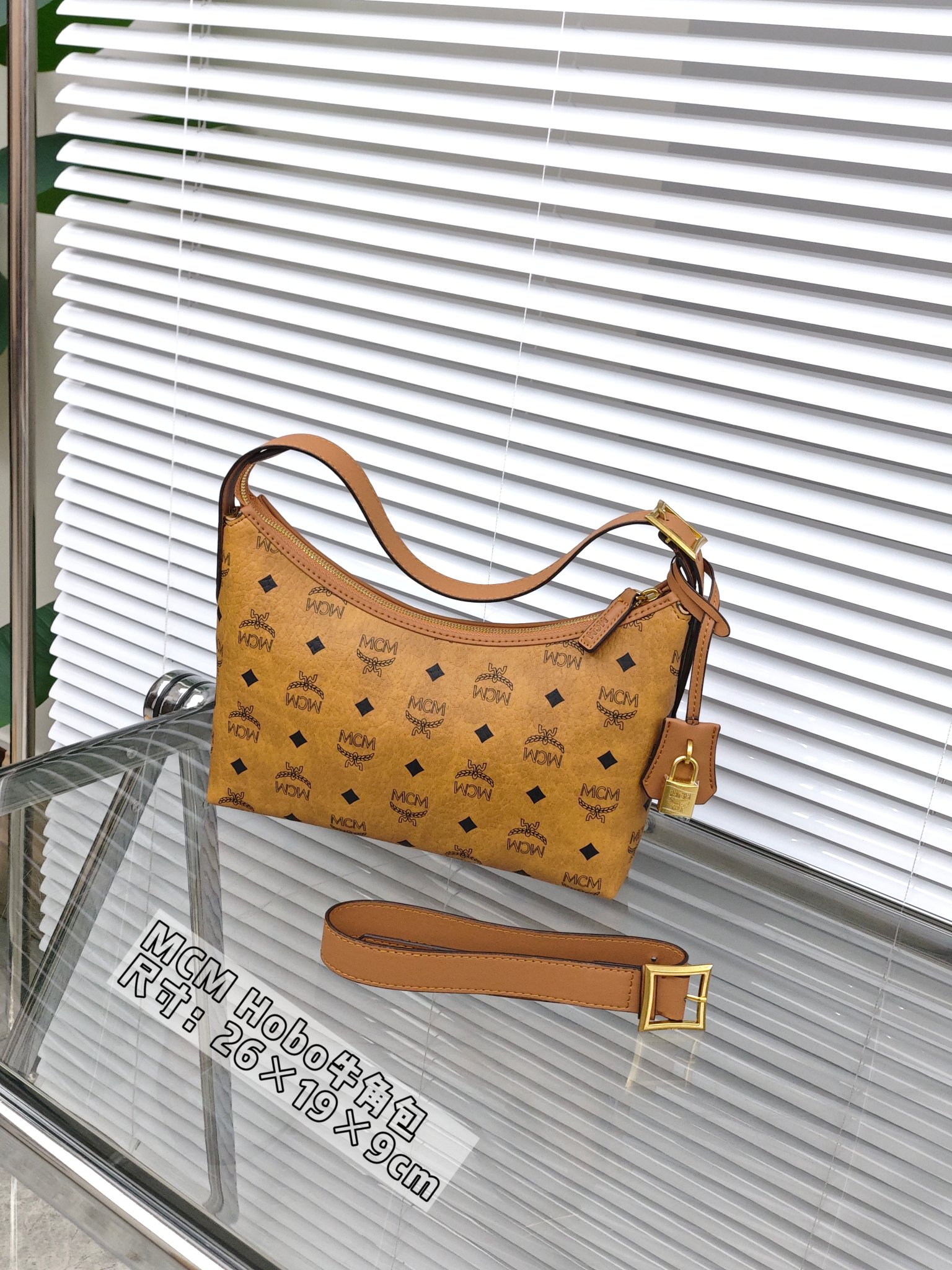 🛒MCM Hobo牛角包￥280 尺寸：26×19×9cm 简介：拉链式开合，内部空间宽敞，可放下手机充电宝等日常随身物品，搭配延长肩带，可腋下背/可斜挎背。