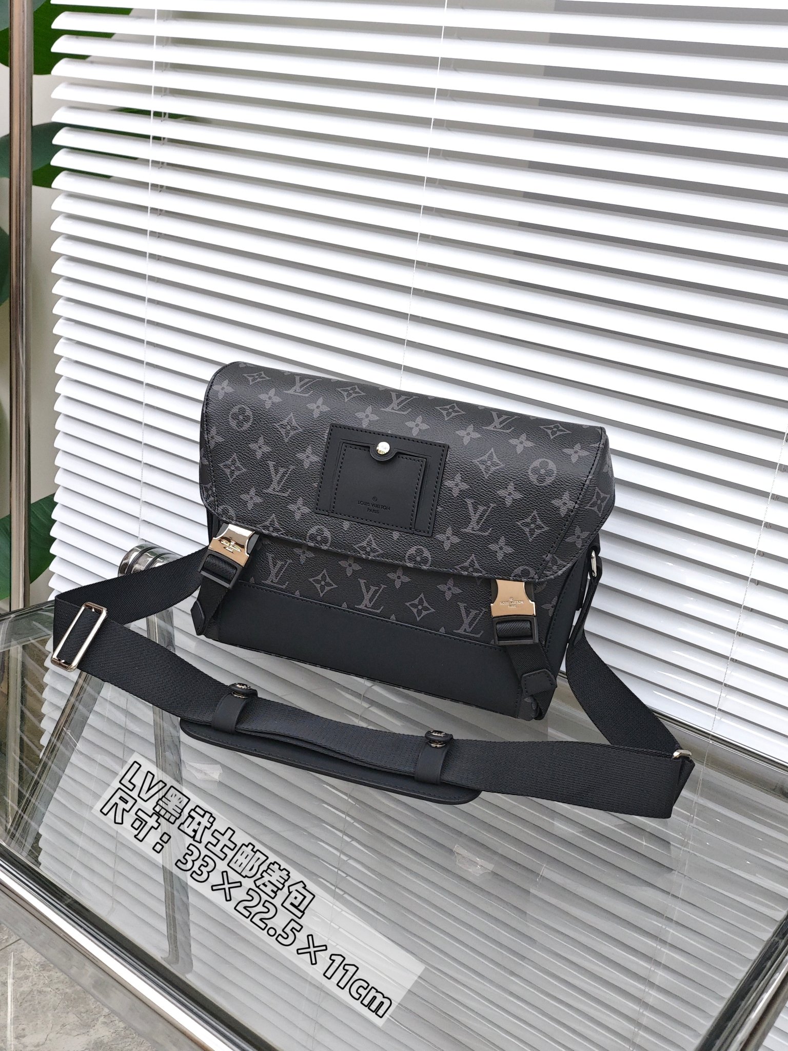 🛒Lv黑武士邮差包 尺寸:33×22.5×11cm 简介:卡扣式翻盖开合,内置拉链口袋,内部空间宽敞,可放下中小尺寸平板,搭配宽厚的可调节肩带,满足都市生活的使用需求.