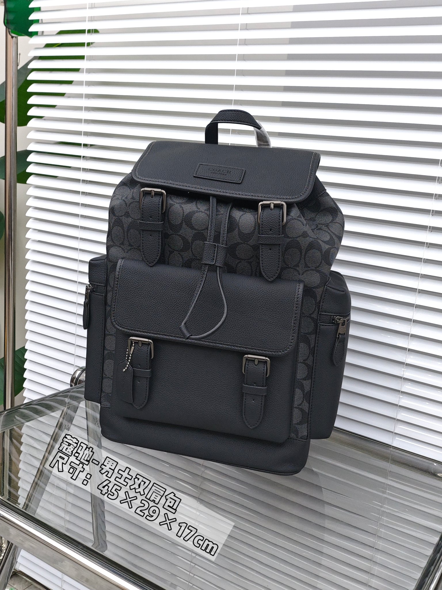 🛒蔻驰男士双肩包¥320 尺寸:45×29×17cm 简介:吸磁式翻盖开合,内置及外部均有拉链口袋,内部空间宽敞,可放下笔记本电脑等大件随身物品,背带可调节长短。