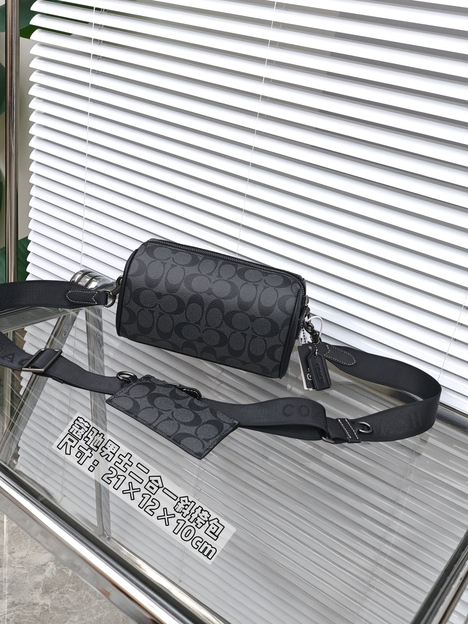 🛒蔻驰男士二合一斜挎包💰240 尺寸:21×12×10cm 简介:拉链式开合,内部空间可放下手机充电宝香烟等日常随身物品,搭配可拆卸可调节背带。