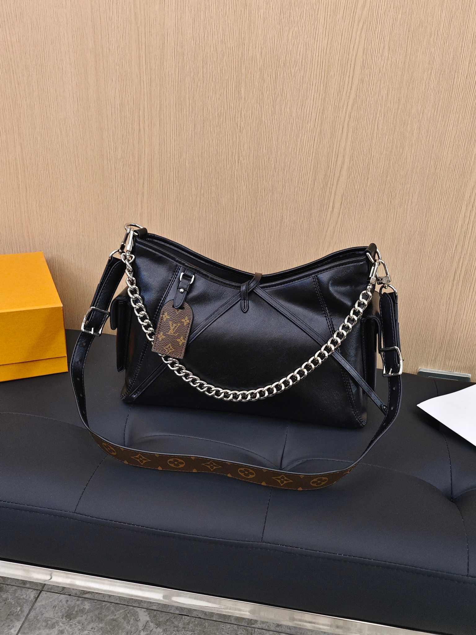 🛒Lv Carryall黑武士￥320 尺寸：33.5×23×15cm 简介：吸磁式开合，内部空间可放下大屏ipad等随身物品，适合通勤旅行，搭配金属链条+两侧口袋，功能性很好，肩带可调节长短。