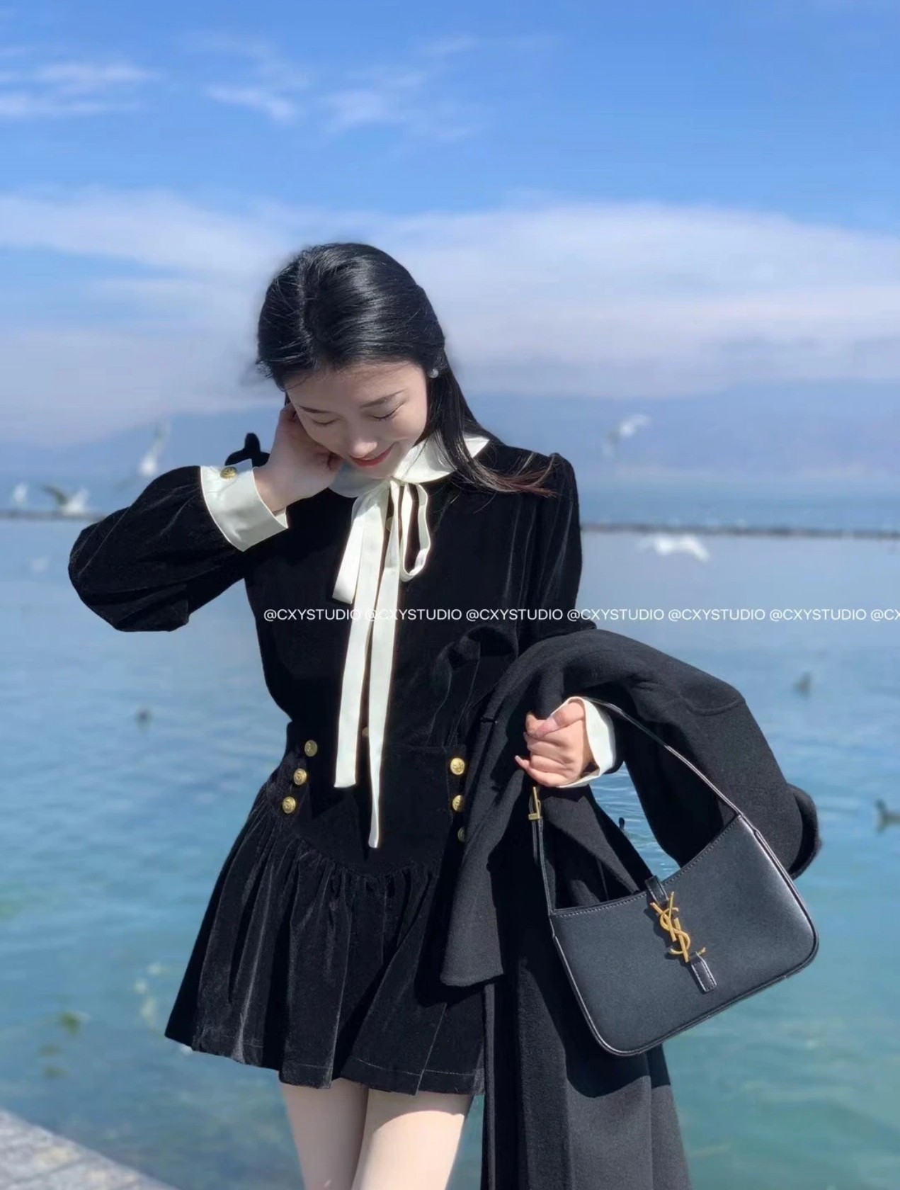 圣罗兰Hobo腋下包💰260
尺寸：23×16×6.5cm
简介：YSL金属扣开合，内置拉链口袋，内部空间可放下手机充电宝等日常随身的物品，高级百搭款。