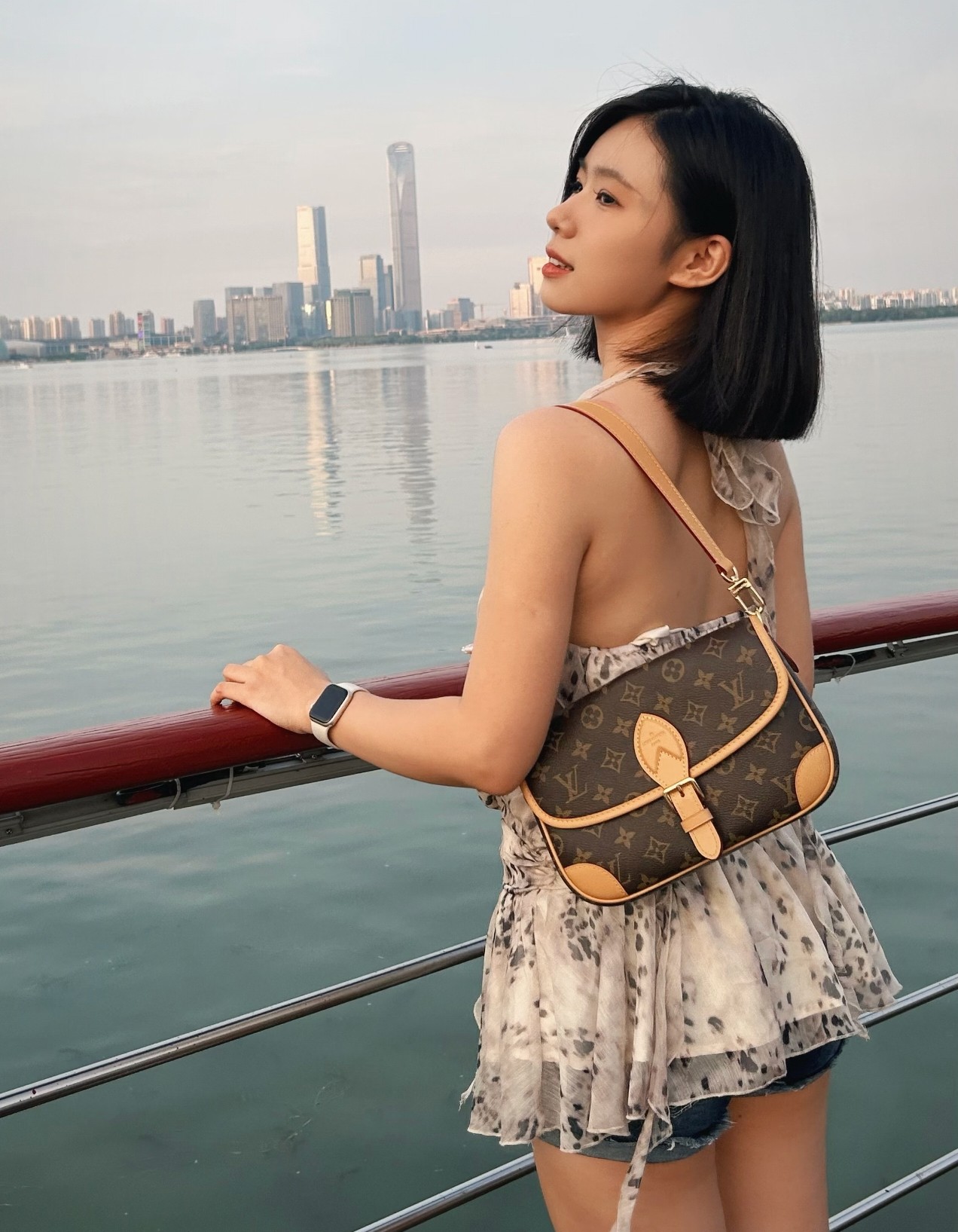 Lv Diane法棍包💰260
尺寸:24×15×9cm
简介:吸磁扣开合,内置拉链口袋,内部空间可放下手机充电宝等日常随身物品,搭配个性鲜明的刺绣长肩带,可腋下背可斜挎背。