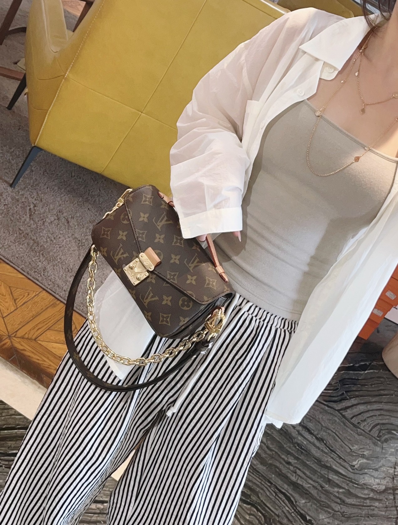 Lv metis邮差包💰260
尺寸:21.5×14×6cm
简介:锁扣翻盖式开合,内置拉链夹层,内部空间宽敞,可放下手机充电宝等日常随身物品,配有可拆卸背带和链条,可腋下/可斜挎背。