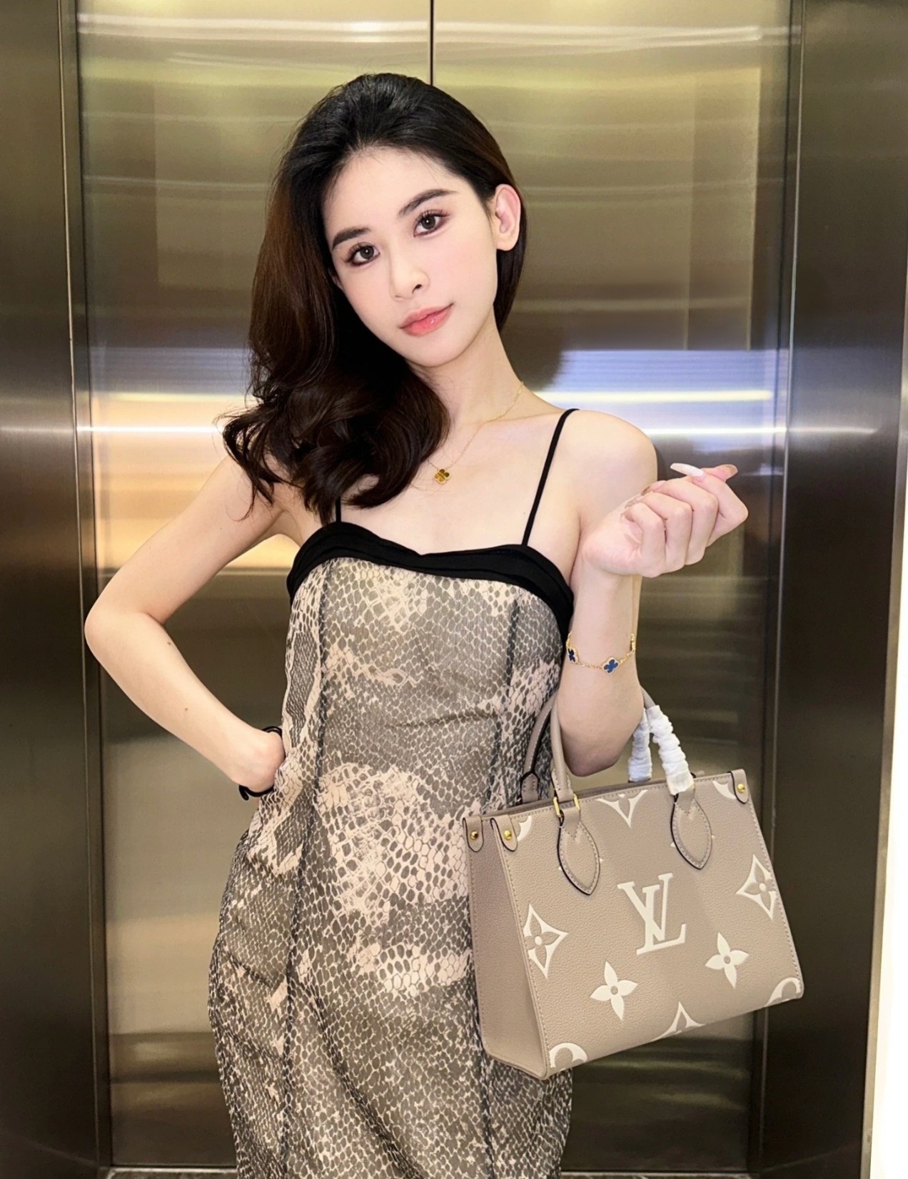Lv onthego托特包💰280
尺寸：25×19×11.5cm
简介：开放式开合，内置拉链口袋，内部空间宽敞，可放下手机充电宝平板ipad等日常随身物品，搭配可拆卸长肩带，可手提/可斜挎背。