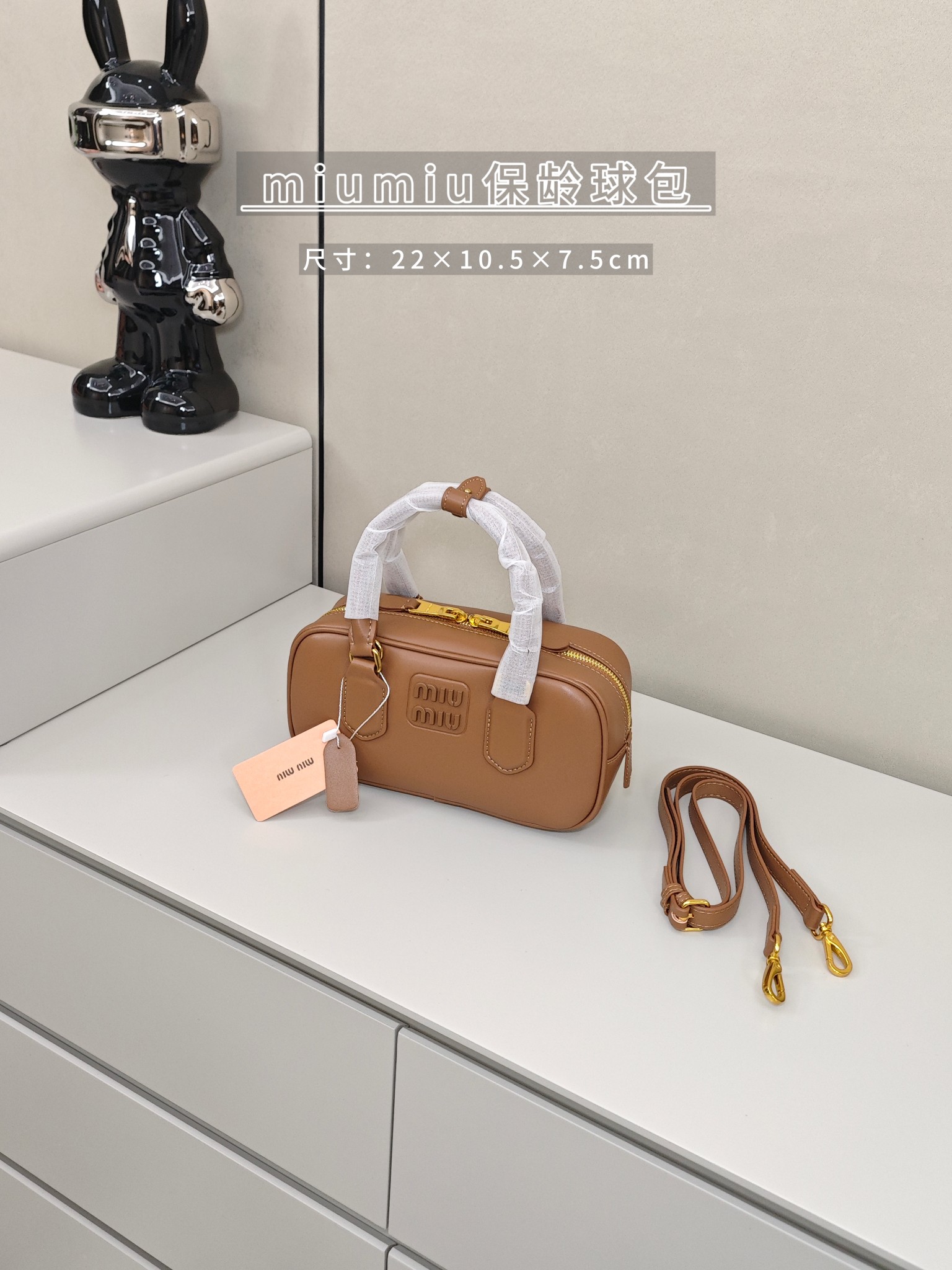 miumiu保龄球包💰300
尺寸:22×10.5×7.5cm
简介:双向拉链开合,内部空间可放下手机充电宝等日常随身物品,搭配可拆卸调节长肩带,可手提可斜挎背。