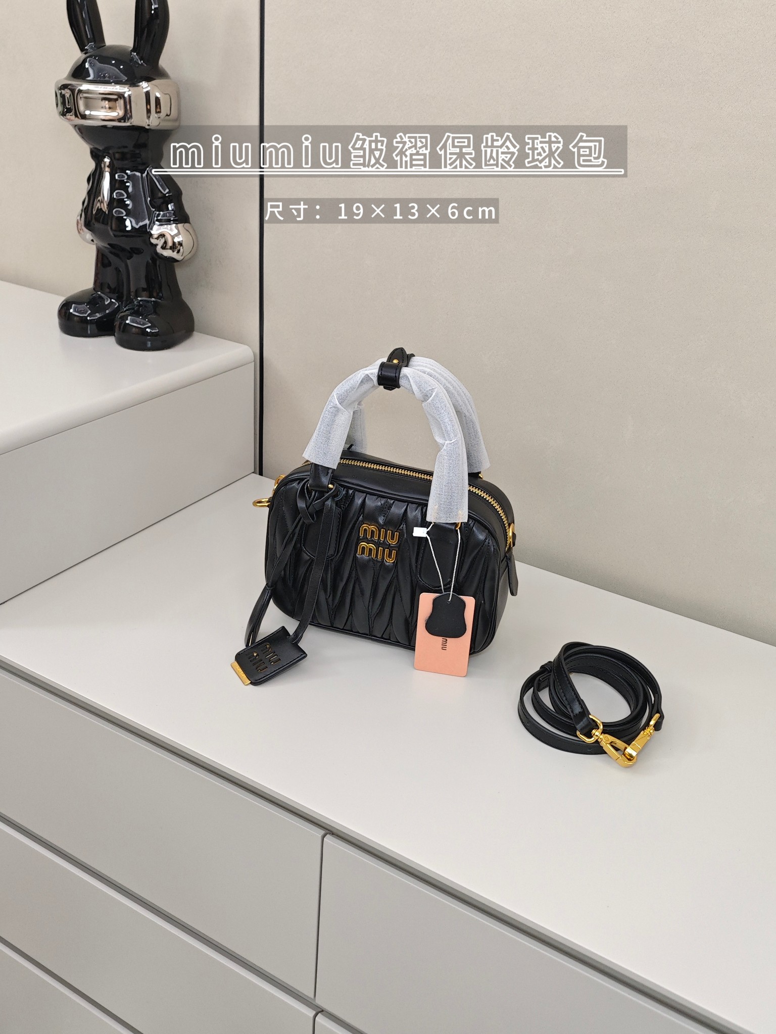 miumiu褶皱保龄球包💰300
尺寸:19×13×6cm
简介:拉链式开合,皮料亲肤柔软,内部空间可放下手机充电宝等随身物品,搭配可拆卸长肩带,可手拎/可斜挎背。