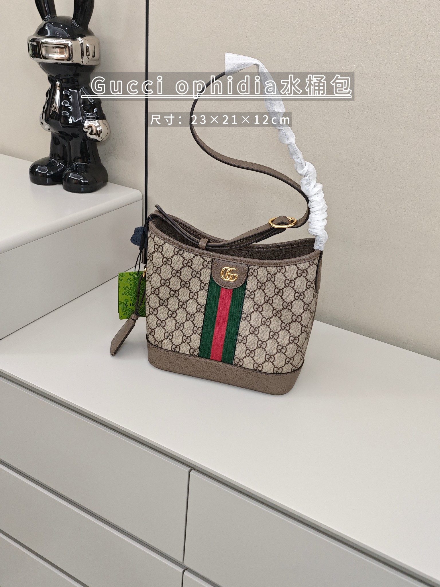 Gucci Ophidia水桶包 尺寸:23×21×12cm 简介:吸磁式开合,内部空间可放下手机充电宝等日常随身物品,搭配可调节背带,可腋下背/可斜挎背.