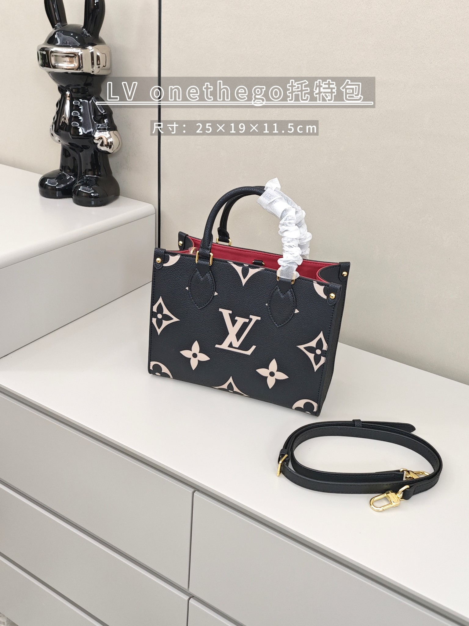Lv onthego托特包💰280
尺寸:25×19×11.5cm
简介:开放式开合,内置拉链口袋,内部空间宽敞,可放下手机充电宝平板ipad等日常随身物品,搭配可拆卸背带,可手提/斜挎背。