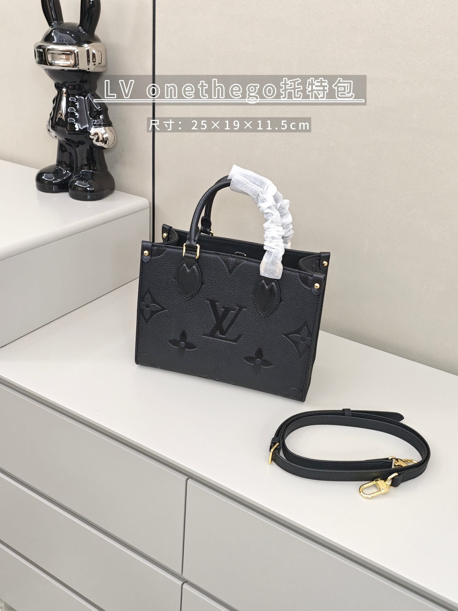 Lv onthego托特包💰280
尺寸:25×19×11.5cm
简介:开放式开合,内置拉链口袋,内部空间宽敞,可放下手机充电宝平板ipad等日常随身物品,搭配可拆卸背带,可手提/斜挎背。